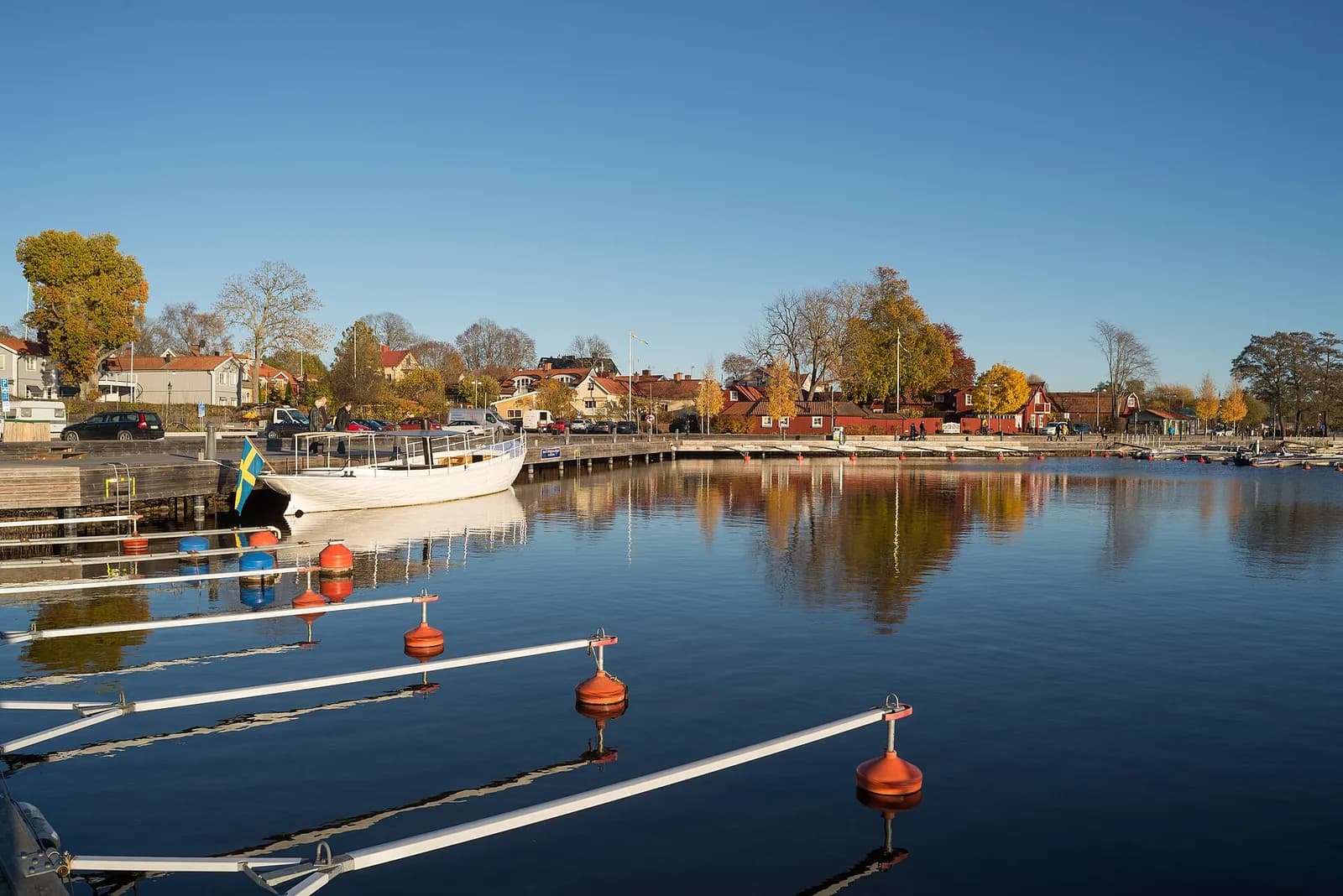 le petit port de Sigtuna et ses maisons au bord du lac Mälaren en automne