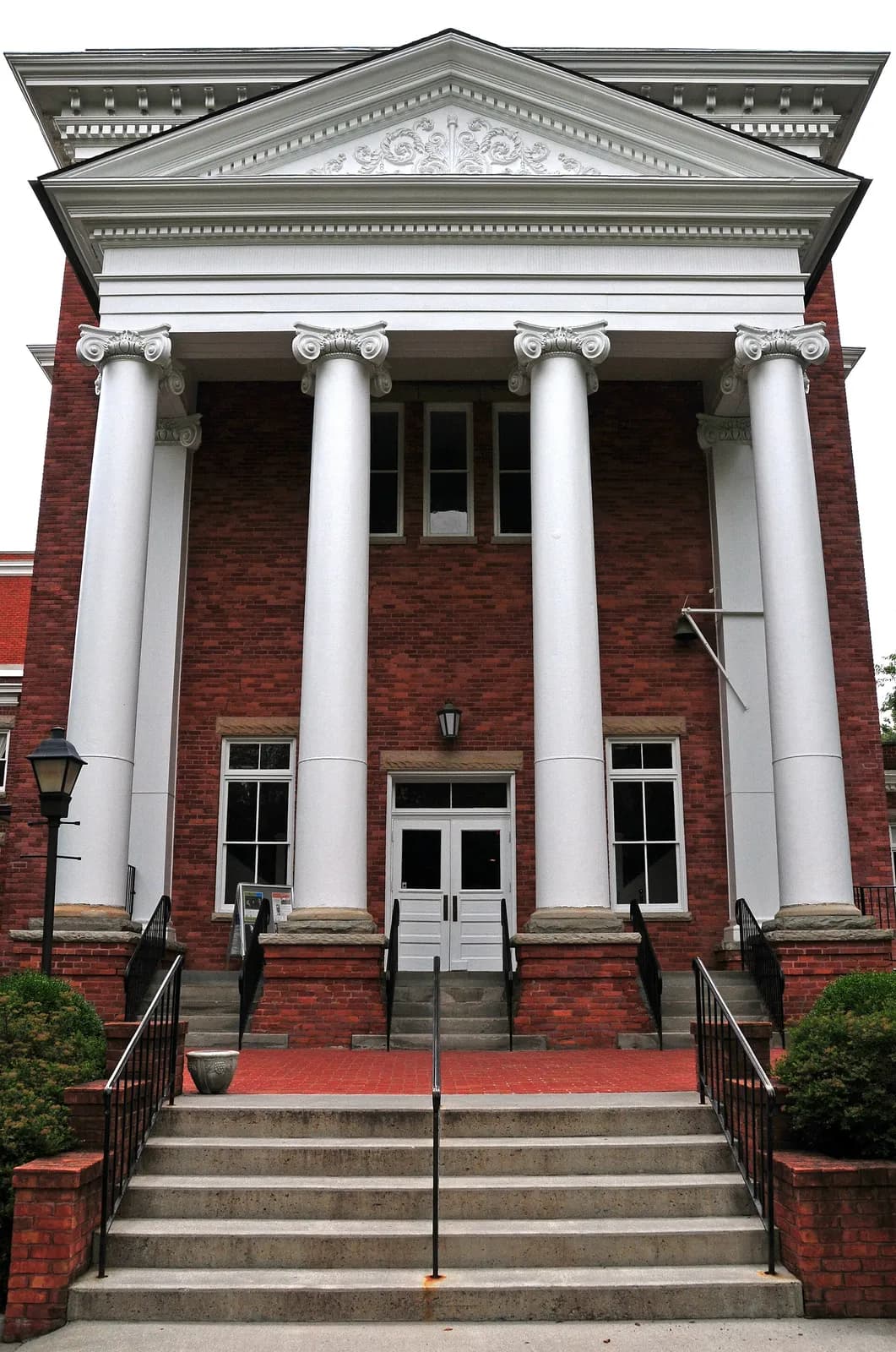 façade en brique et colonnes blanches du Carnegie Hall de Lewisburg, en Virginie-Occidentale