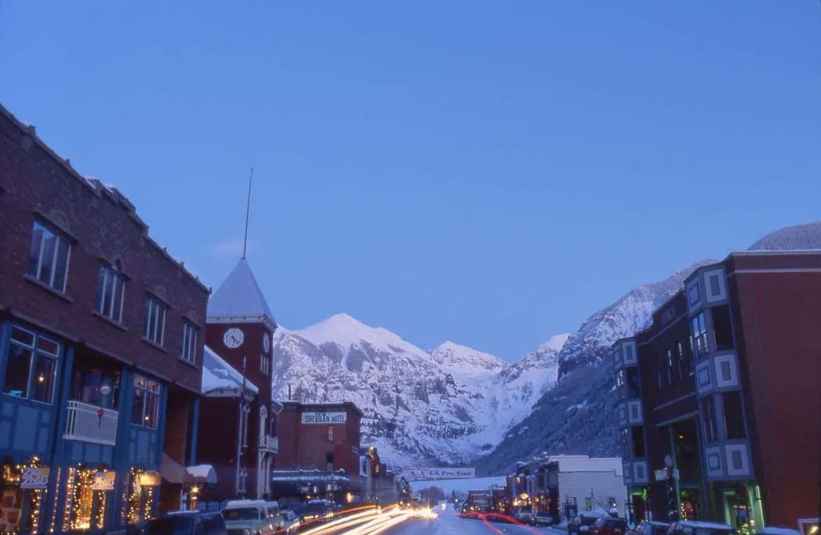 la rue principale de Telluride au crépuscule, face aux montagnes enneigées