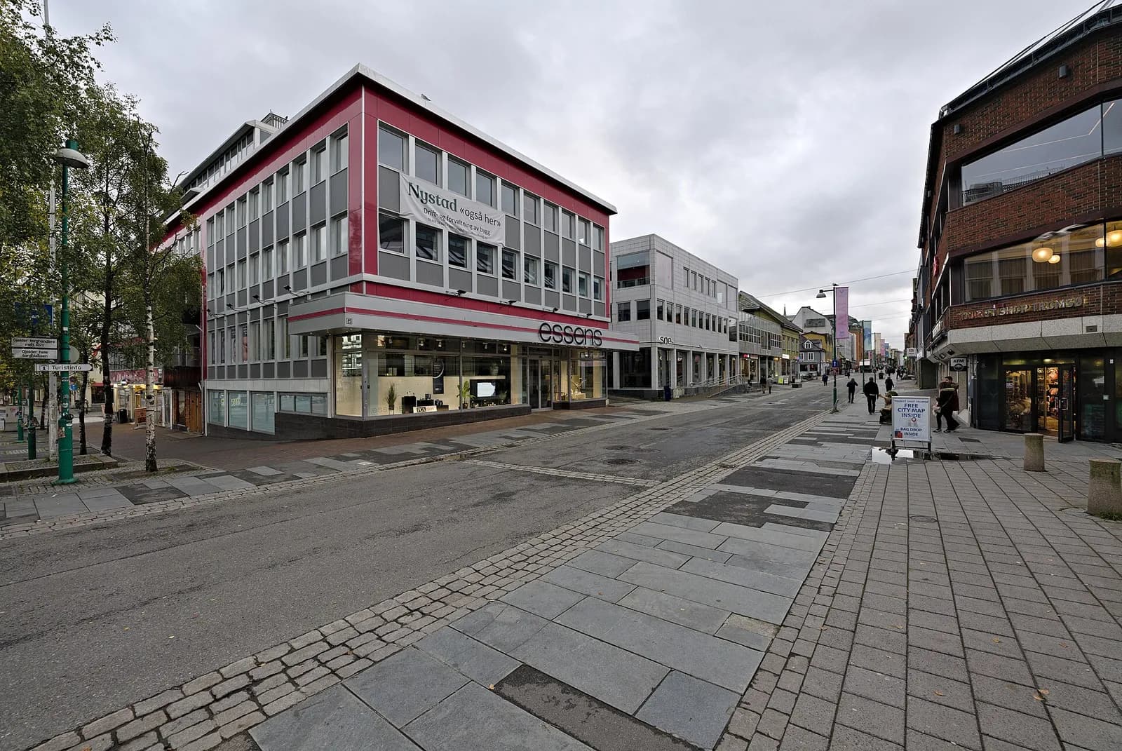 rue piétonne pavée du centre-ville de Tromsø, facile à parcourir à pied