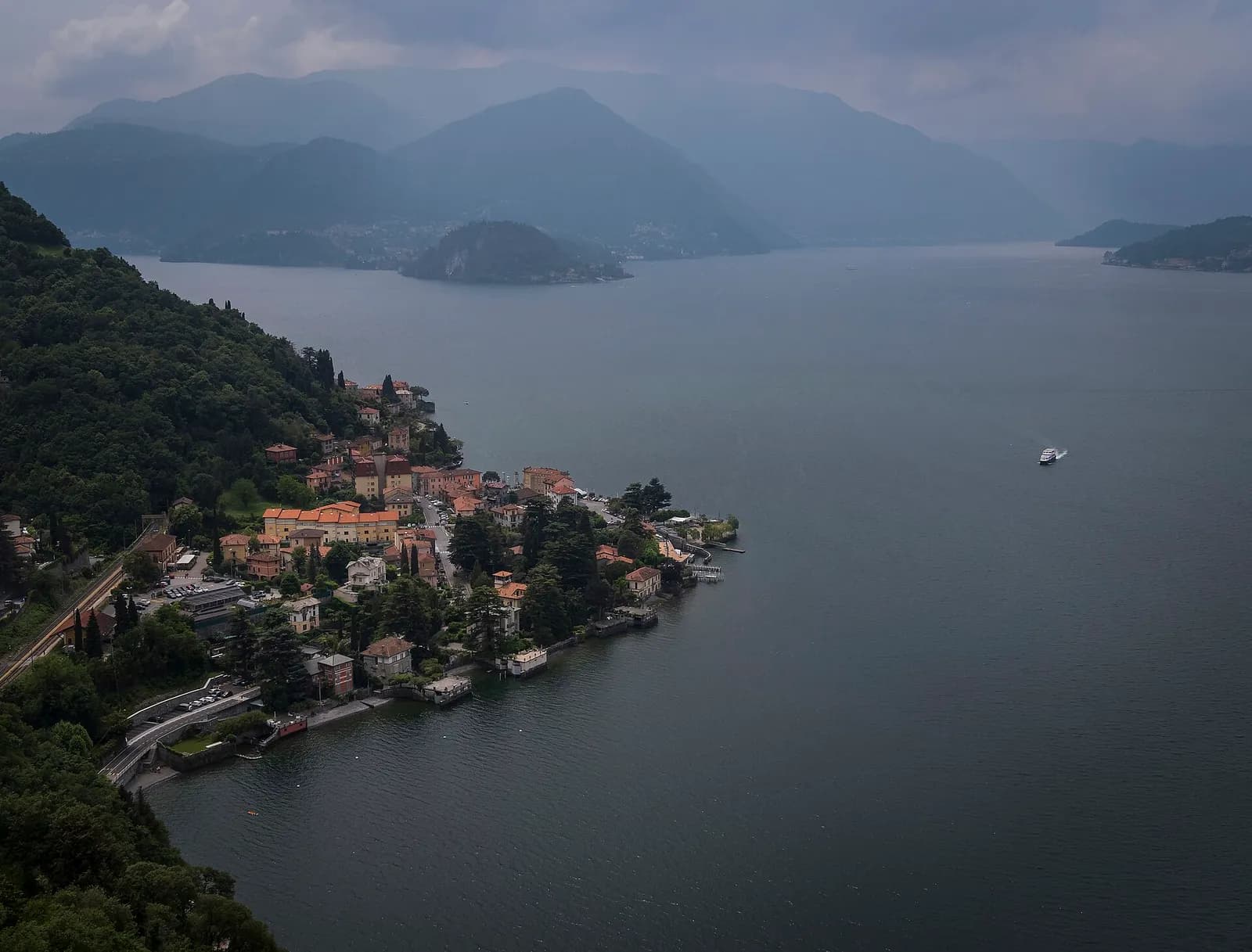Varenna et le lac de Côme dans la brume, vus depuis les hauteurs