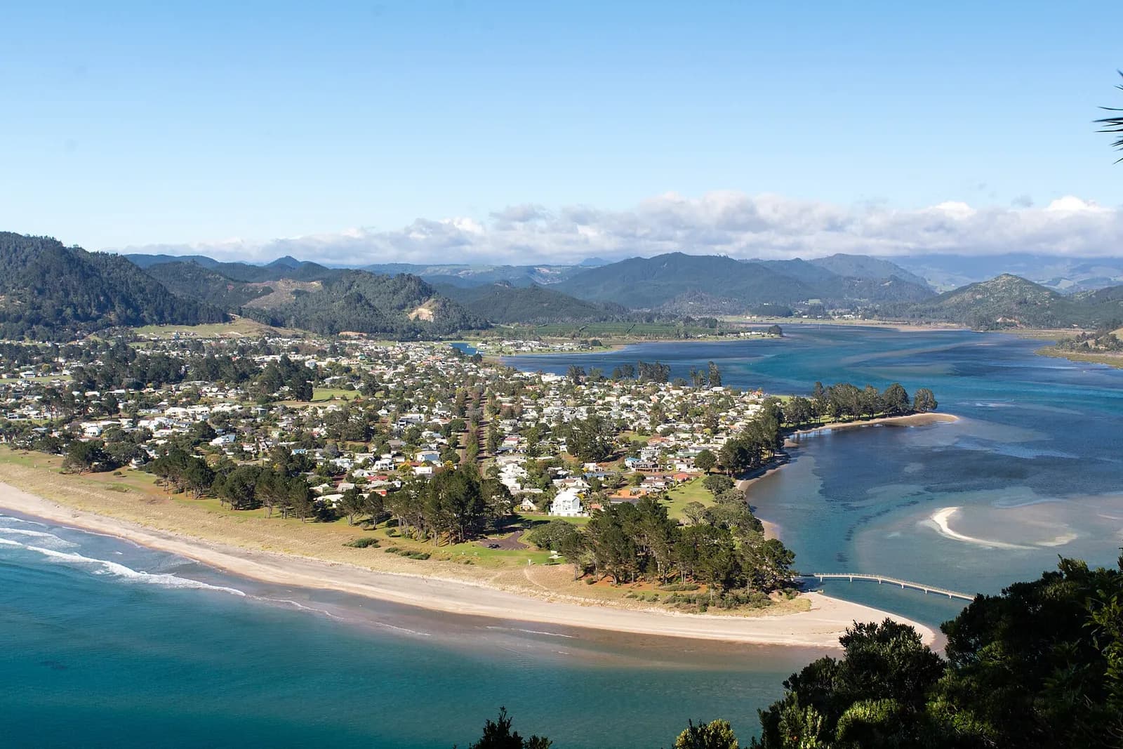 vue depuis le sommet du mont Paku sur Pauanui, sa plage et le port de Tairua