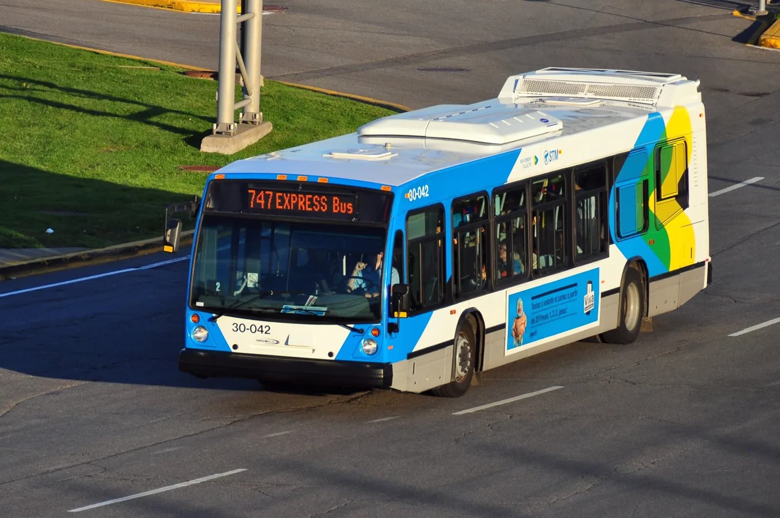 un bus 747 Express de la STM assurant la liaison entre l'aéroport et le centre de Montréal