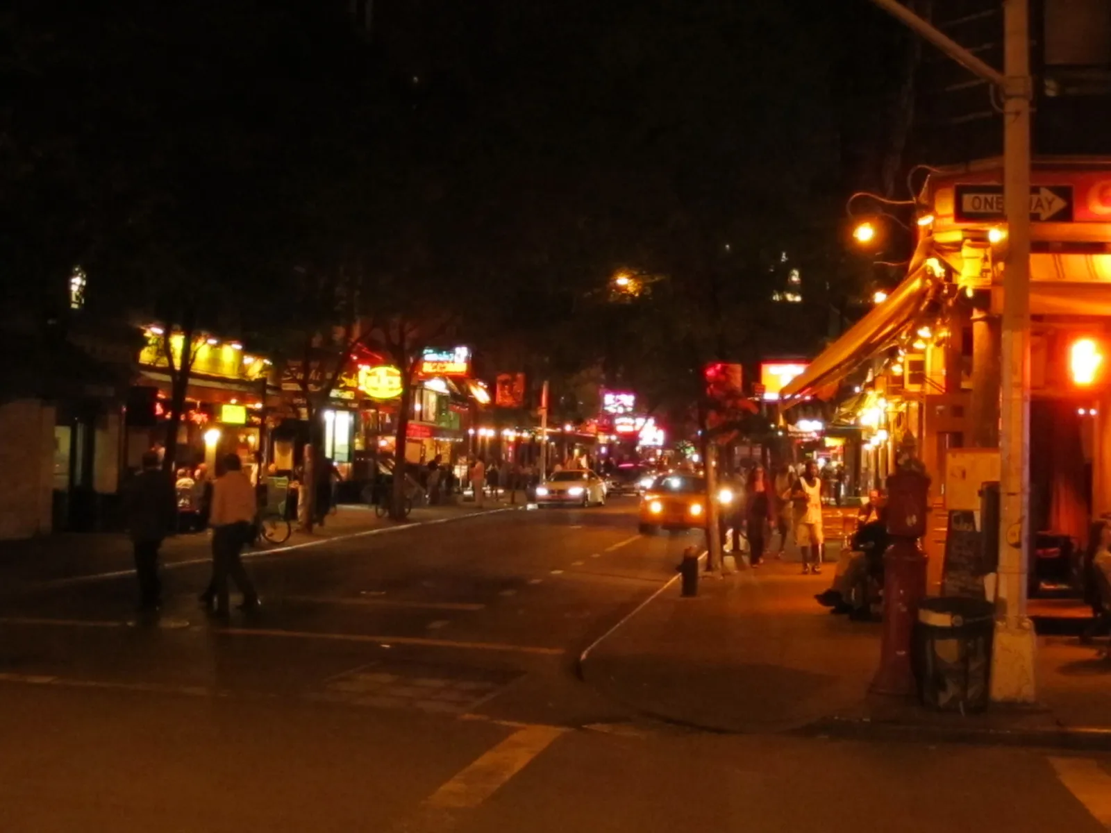 l'animation nocturne au carrefour de MacDougal Street et Bleecker Street