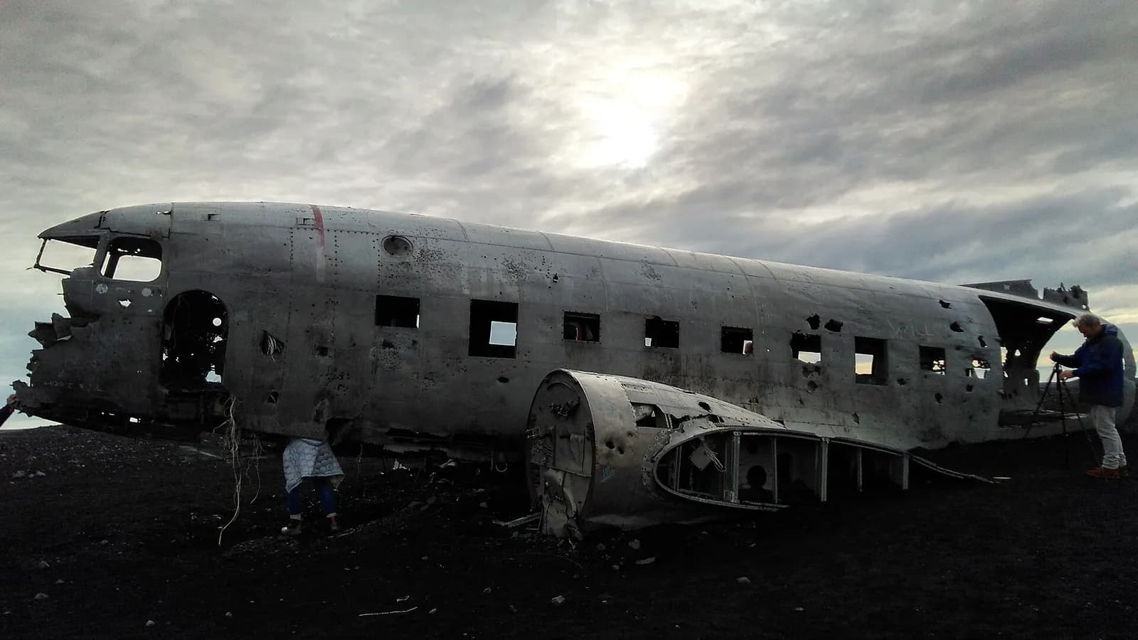 la carcasse argentée du DC-3 de Sólheimasandur sous un ciel nuageux d'Islande