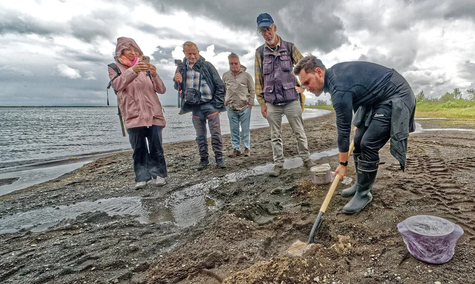 démonstration de cuisson du pain de lave dans le sable chaud du lac Laugarvatn à Fontana