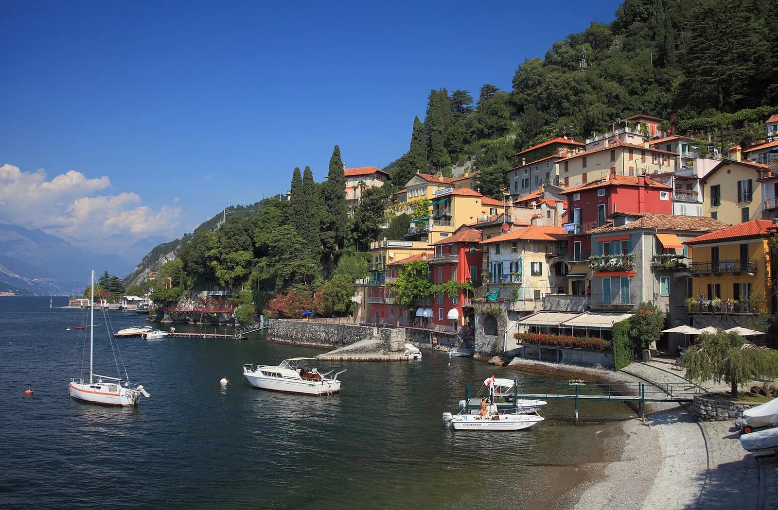petite baie de Varenna avec voiliers amarrés et maisons colorées à flanc de colline