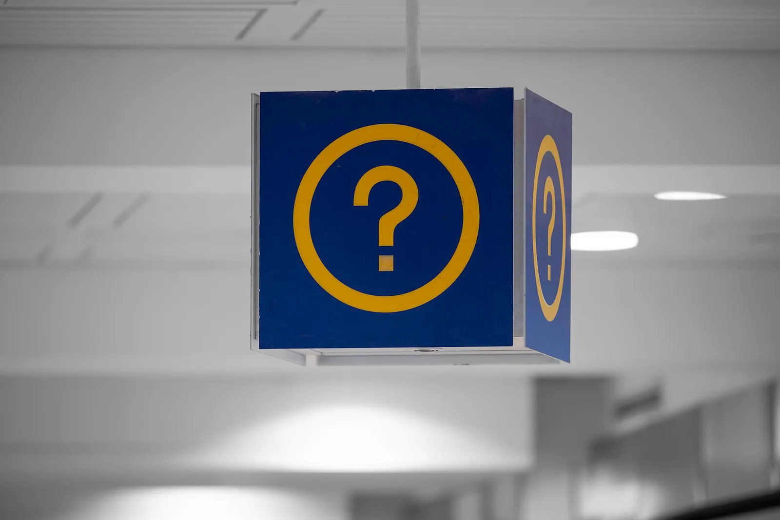 panneau d'information bleu et jaune suspendu dans le hall de l'aéroport de Montréal