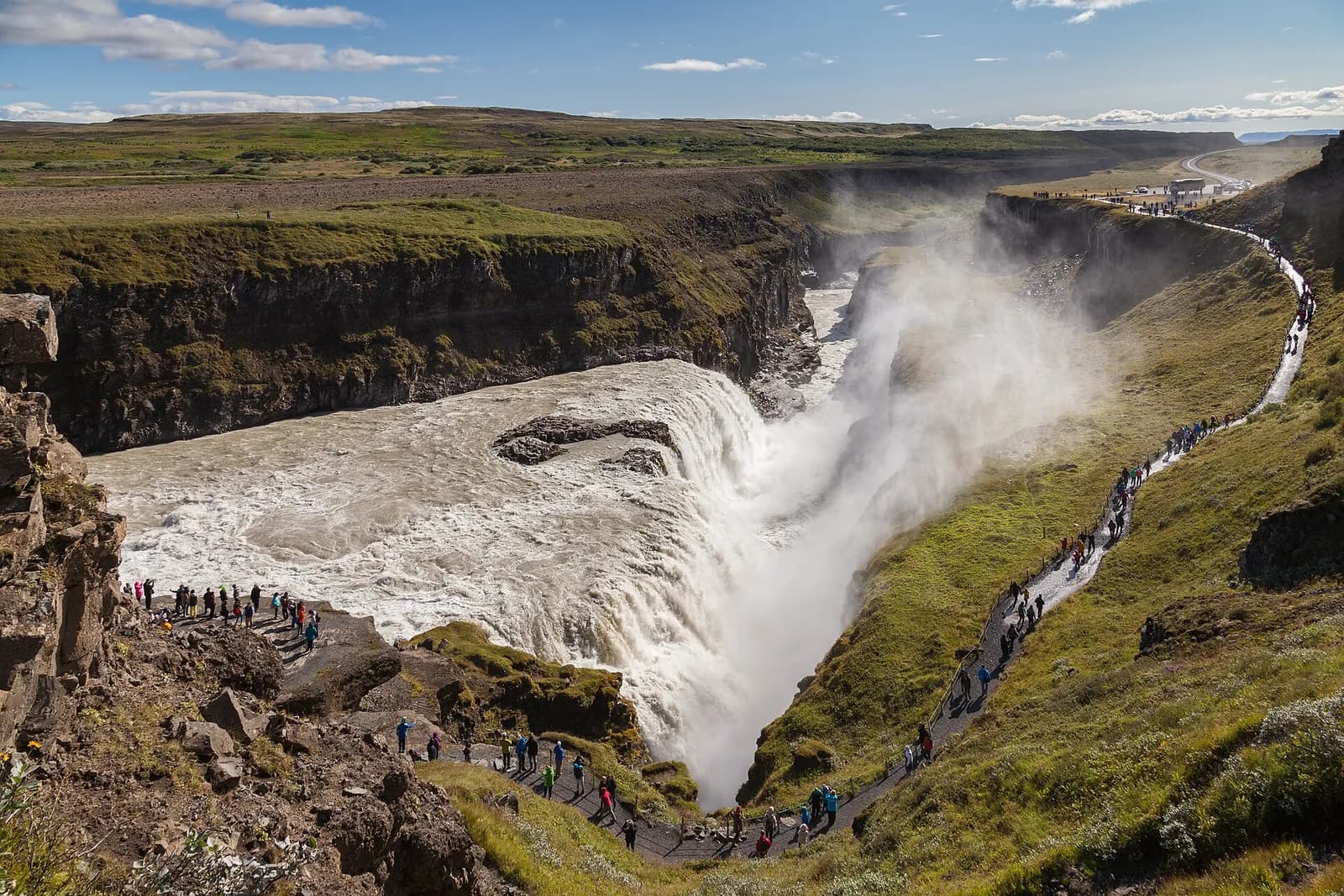 la cascade de Gullfoss plongeant dans son canyon, étape phare du Cercle d'Or en Islande