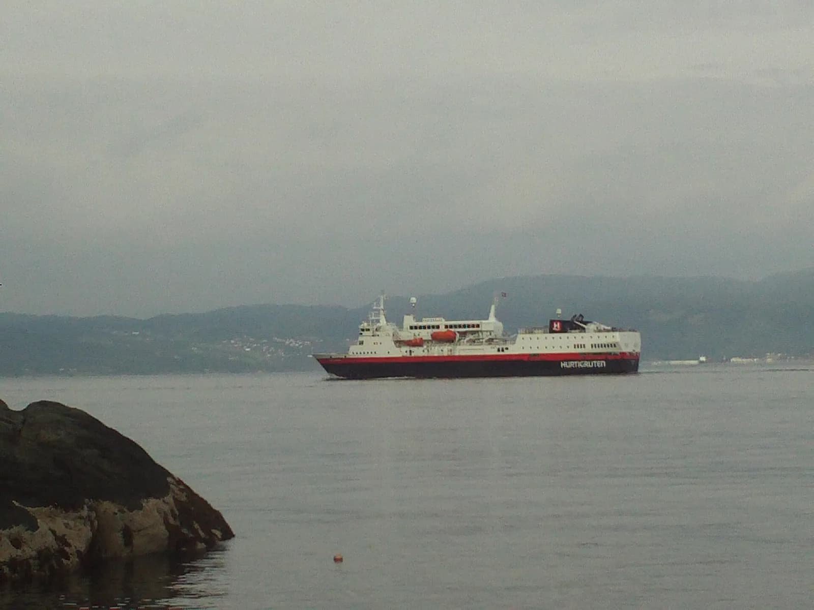 navire de l'express côtier Hurtigruten quittant le fjord de Trondheim