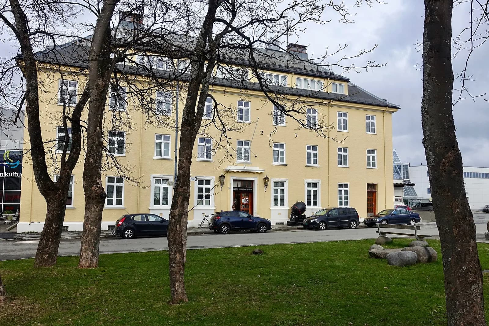 le bâtiment jaune du musée Lofoten Krigsminnemuseum consacré à la Seconde Guerre mondiale à Svolvær