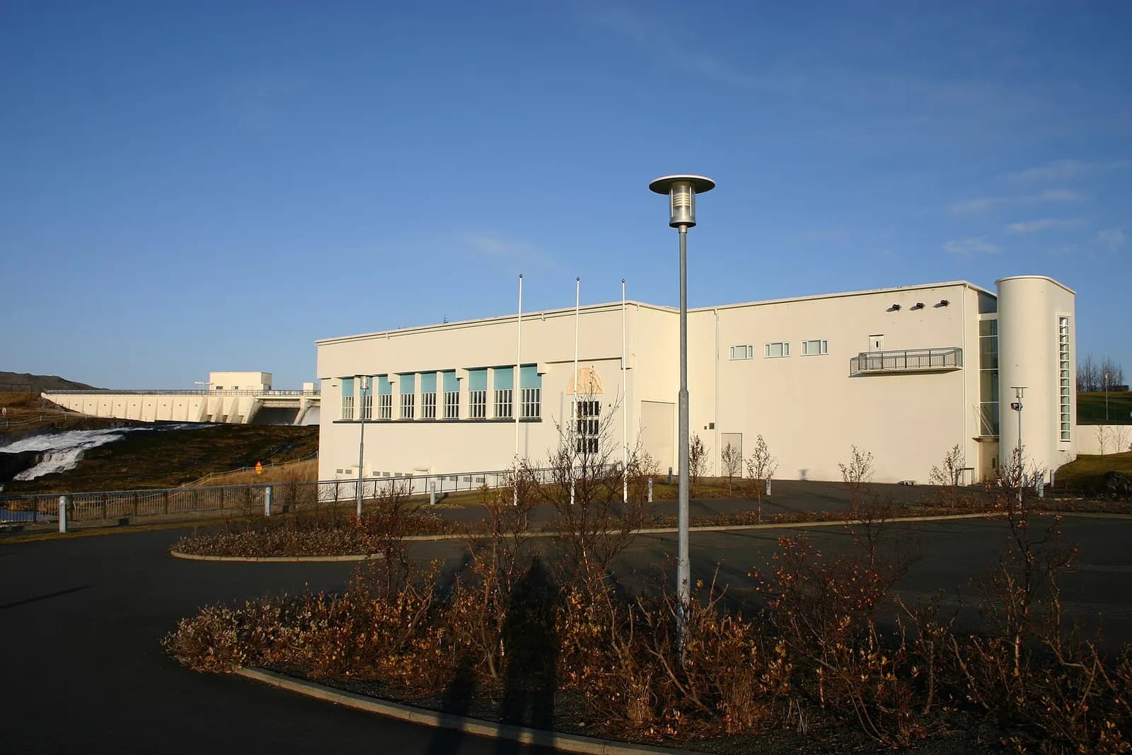 le bâtiment blanc de la centrale hydroélectrique de Ljósafoss sous un ciel bleu