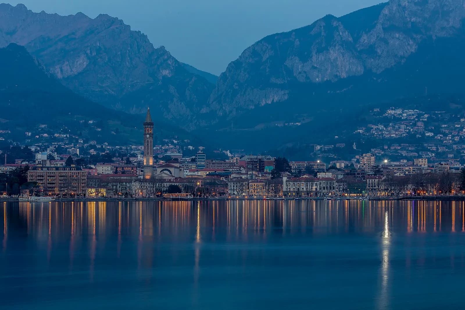 Lecco et ses montagnes au crépuscule vues depuis Malgrate, de l'autre côté du lac
