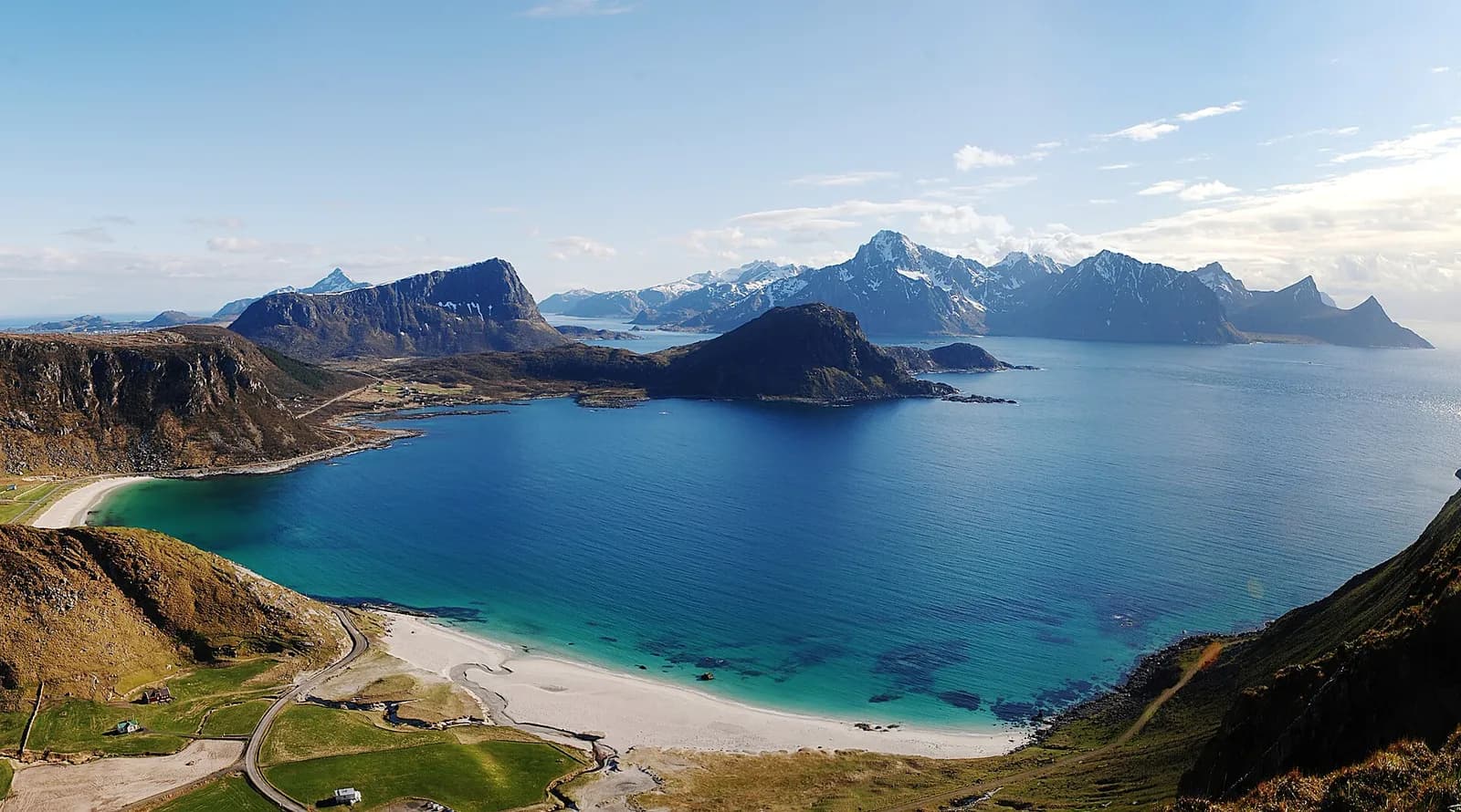 la plage de Haukland et ses eaux turquoise au pied des montagnes des Lofoten