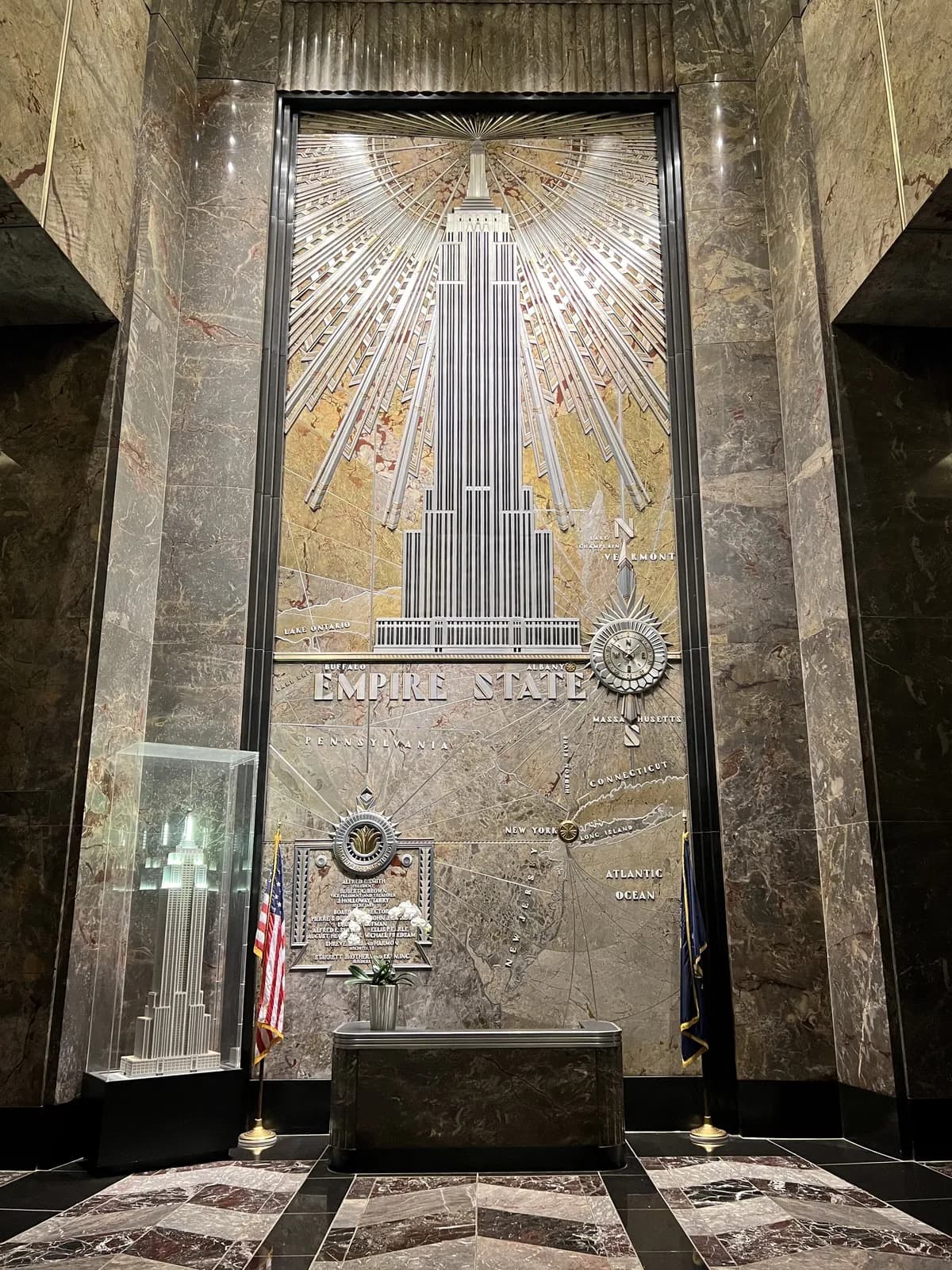 le hall Art déco de l'Empire State Building et son bas-relief doré de la tour
