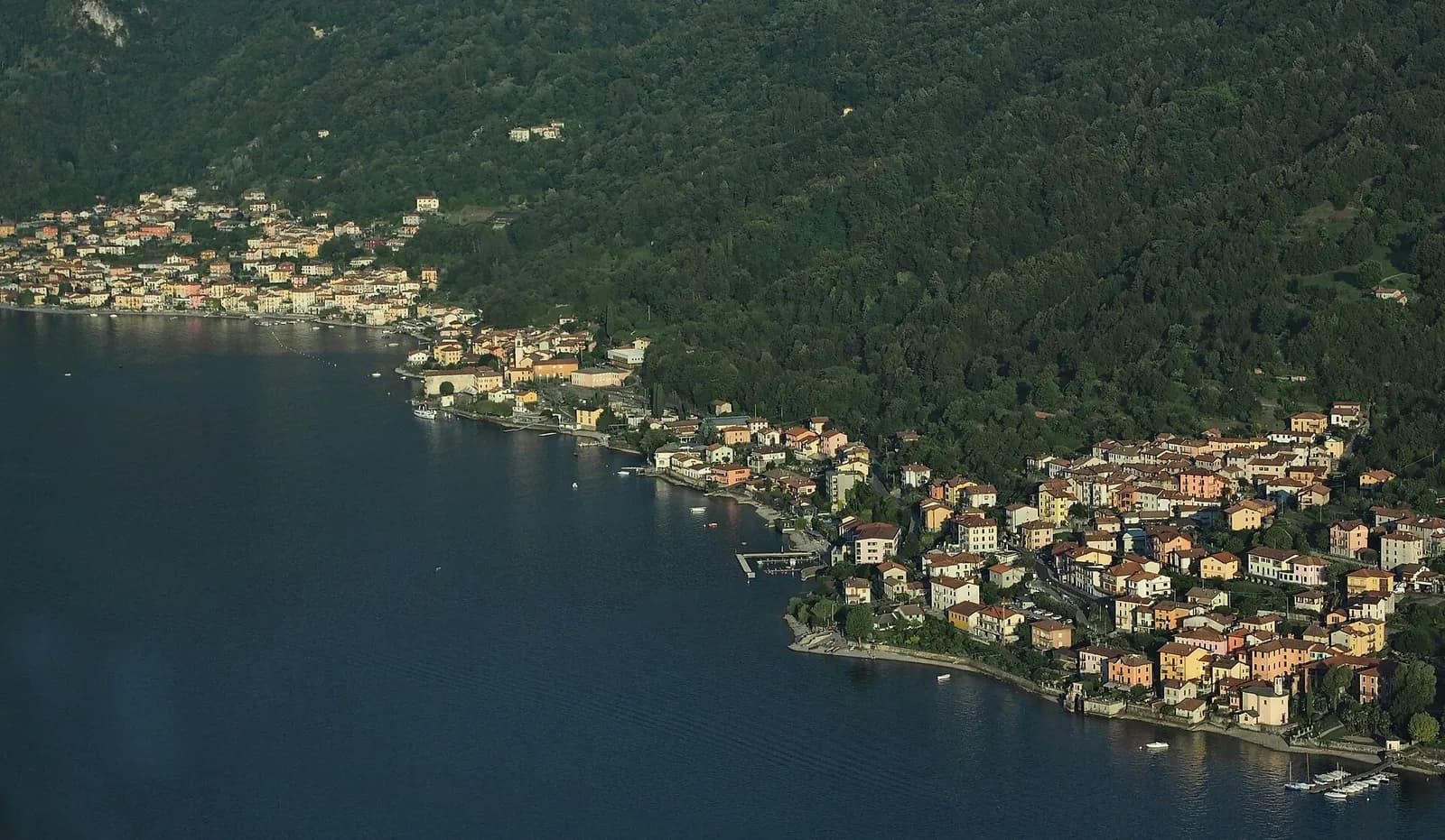 le village de Lezzeno étiré le long de la rive du lac de Côme, vu du ciel