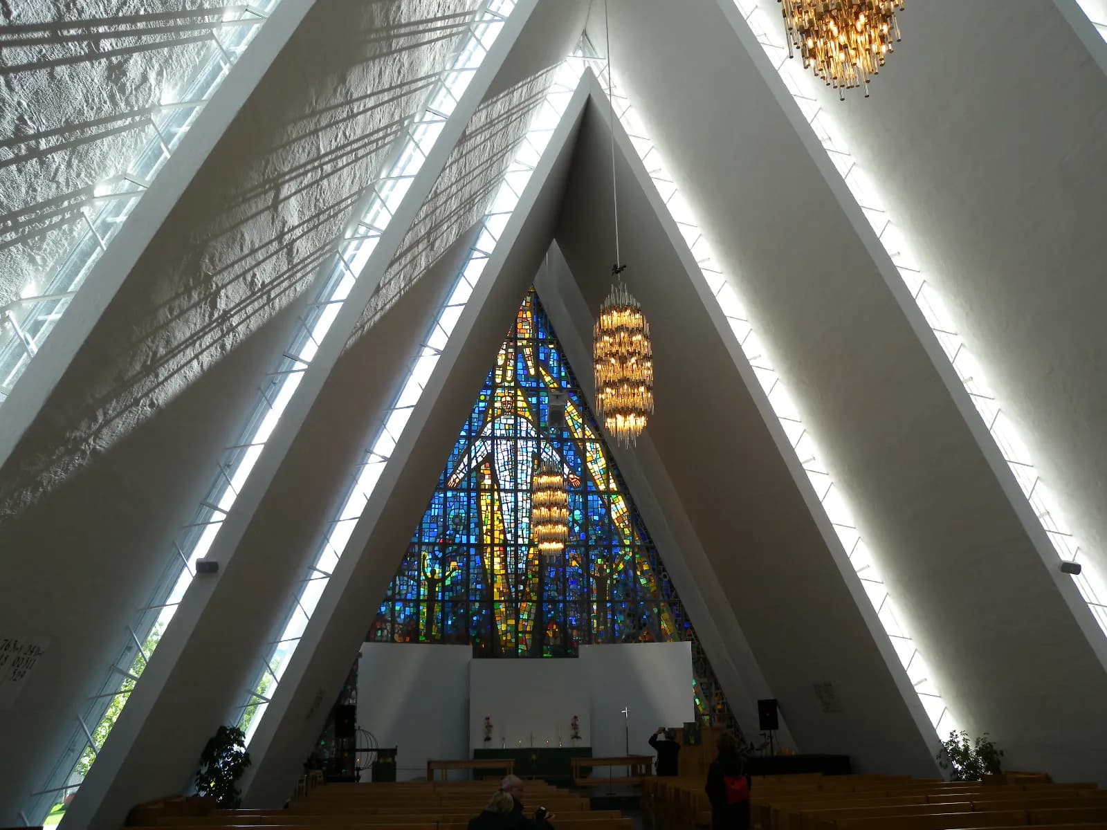 nef de la cathédrale arctique avec ses lignes de lumière et son grand vitrail