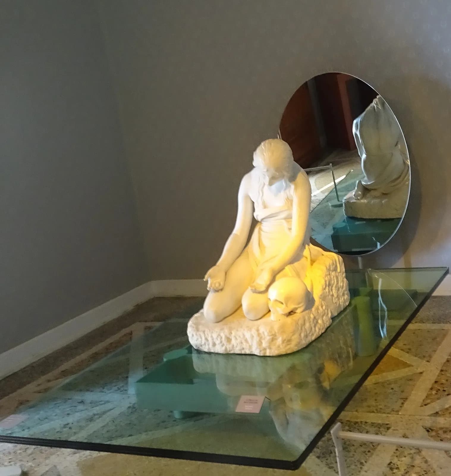 la Madeleine pénitente d'après Canova sur un socle de verre à la Villa Carlotta