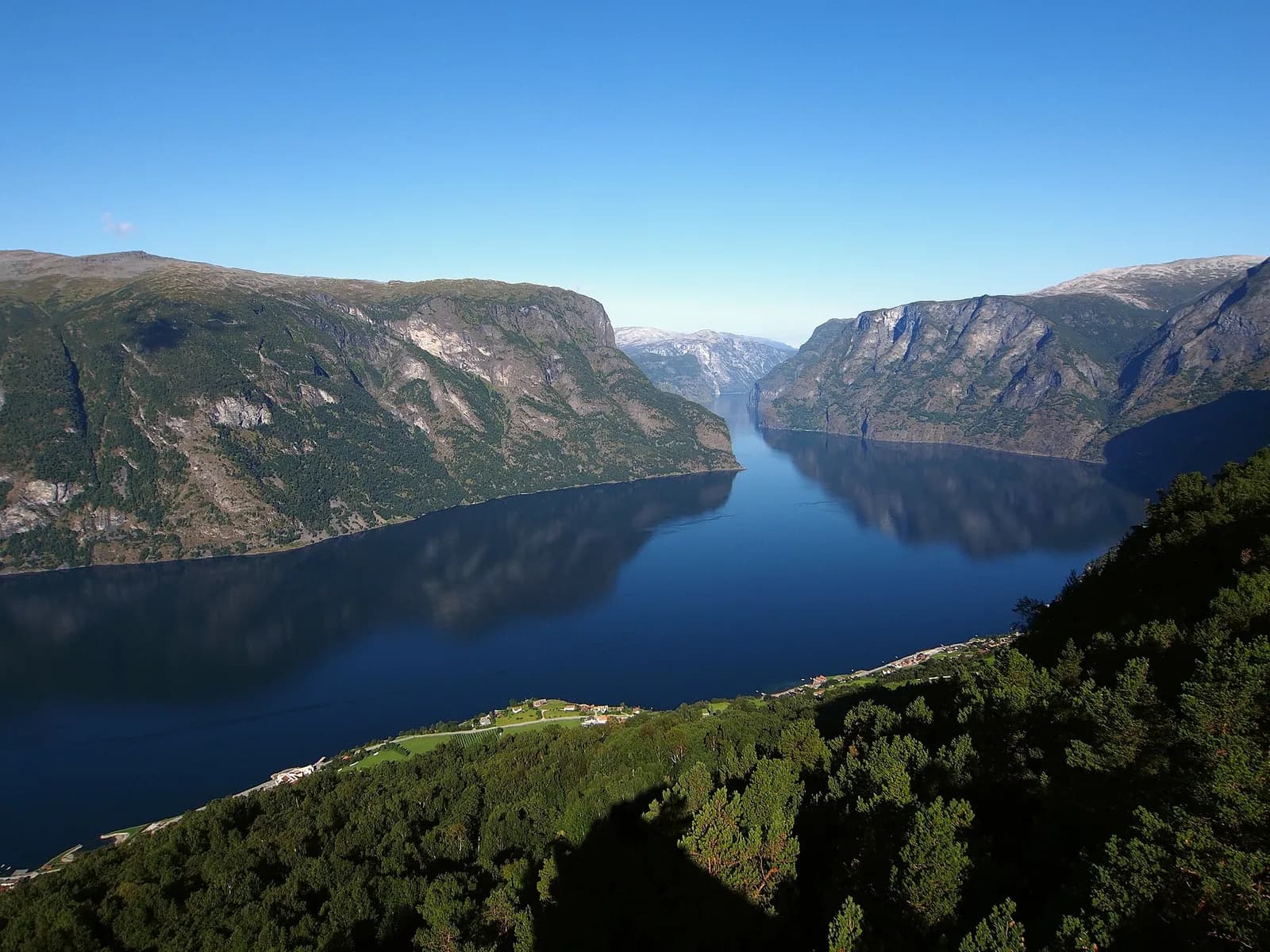l'Aurlandsfjord d'un bleu profond sous un ciel dégagé, vu depuis Stegastein