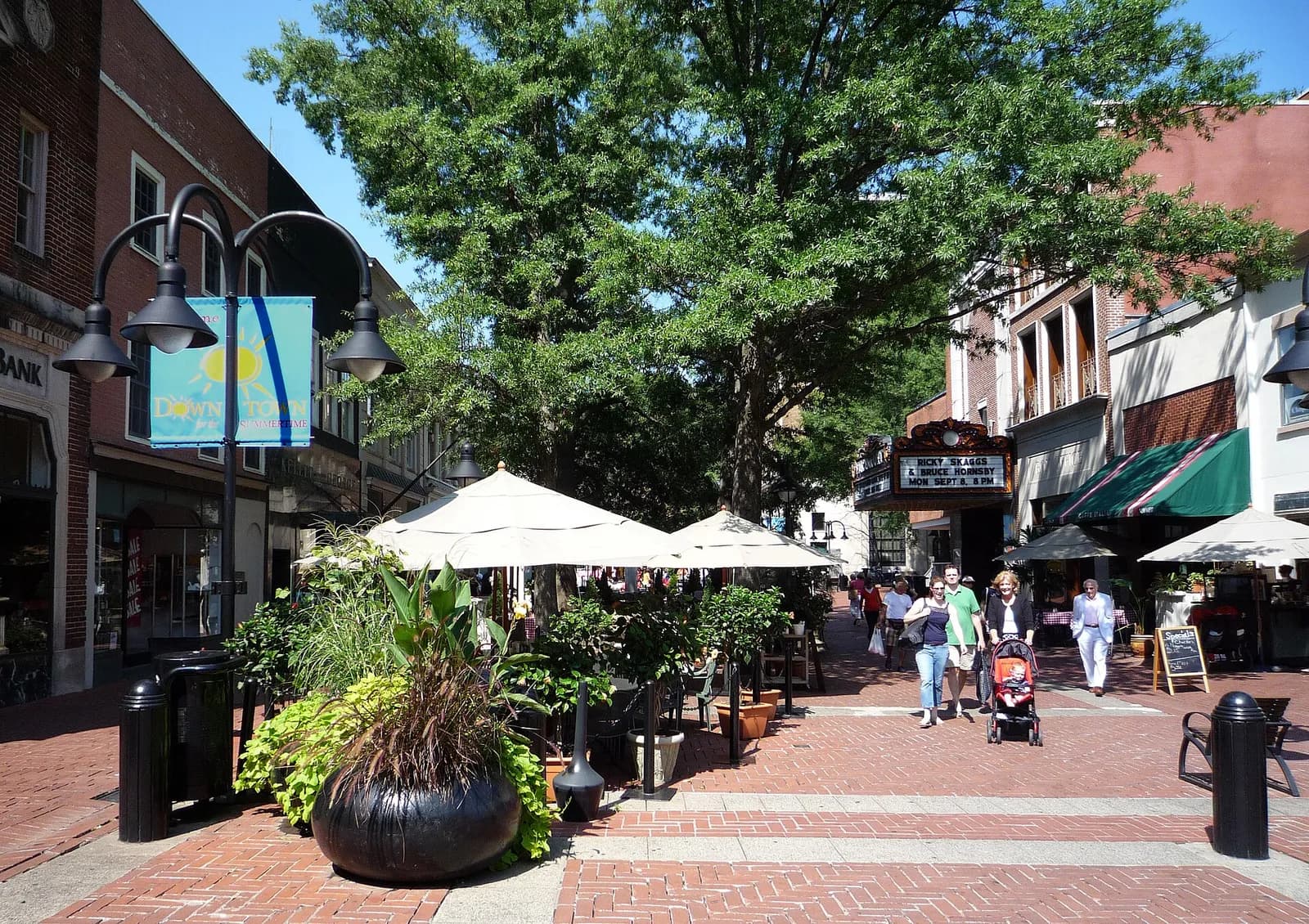 le Downtown Mall piéton de Charlottesville, avec ses terrasses et ses arbres