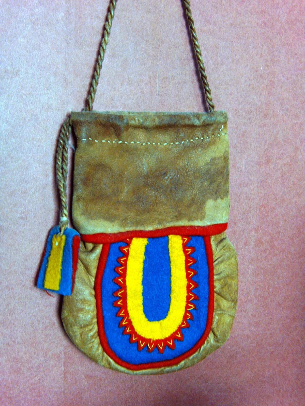 sac à café sami en cuir orné de bandes de feutre colorées