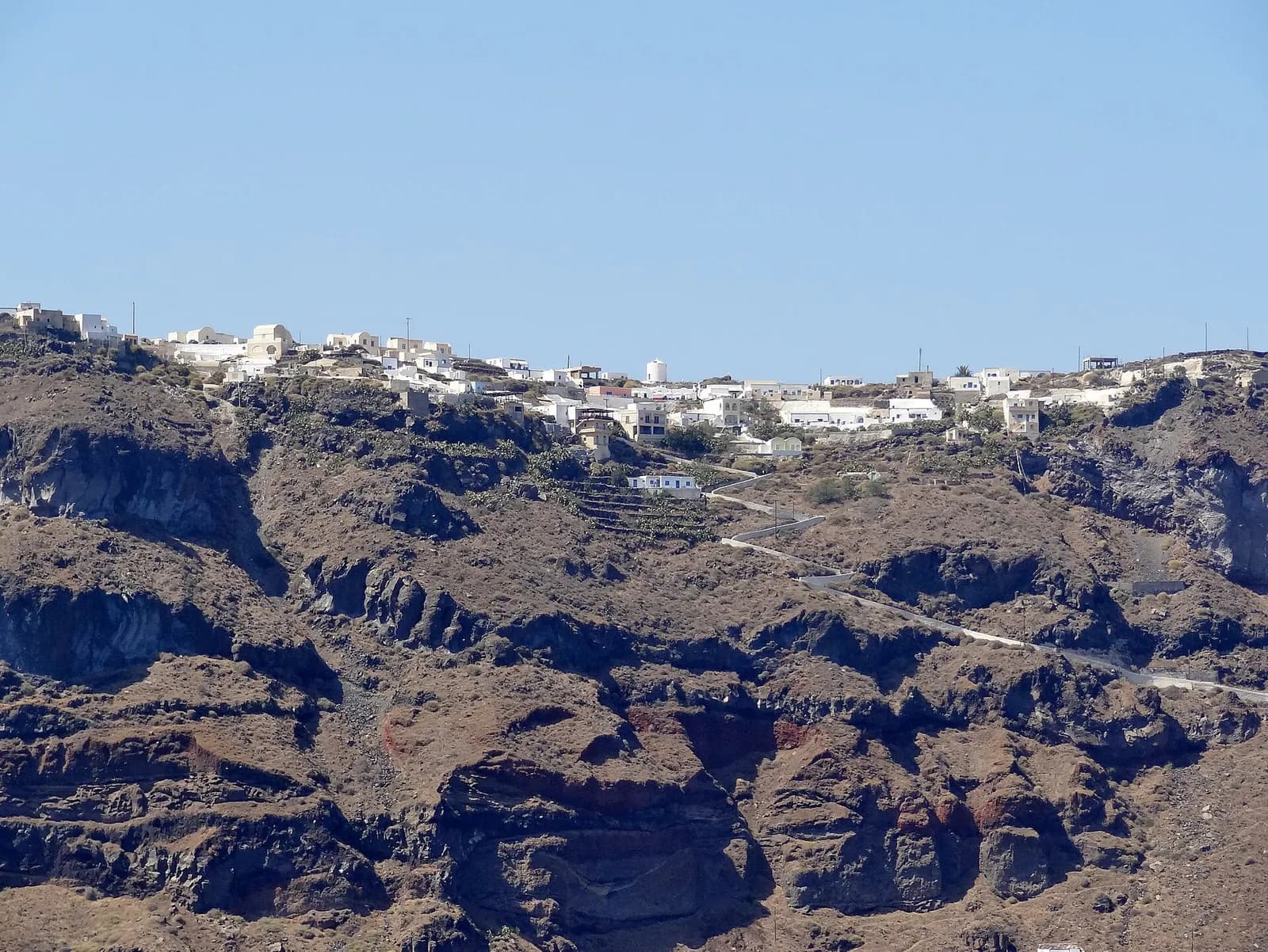 le village de Manolas perché au sommet des falaises de Thirassia