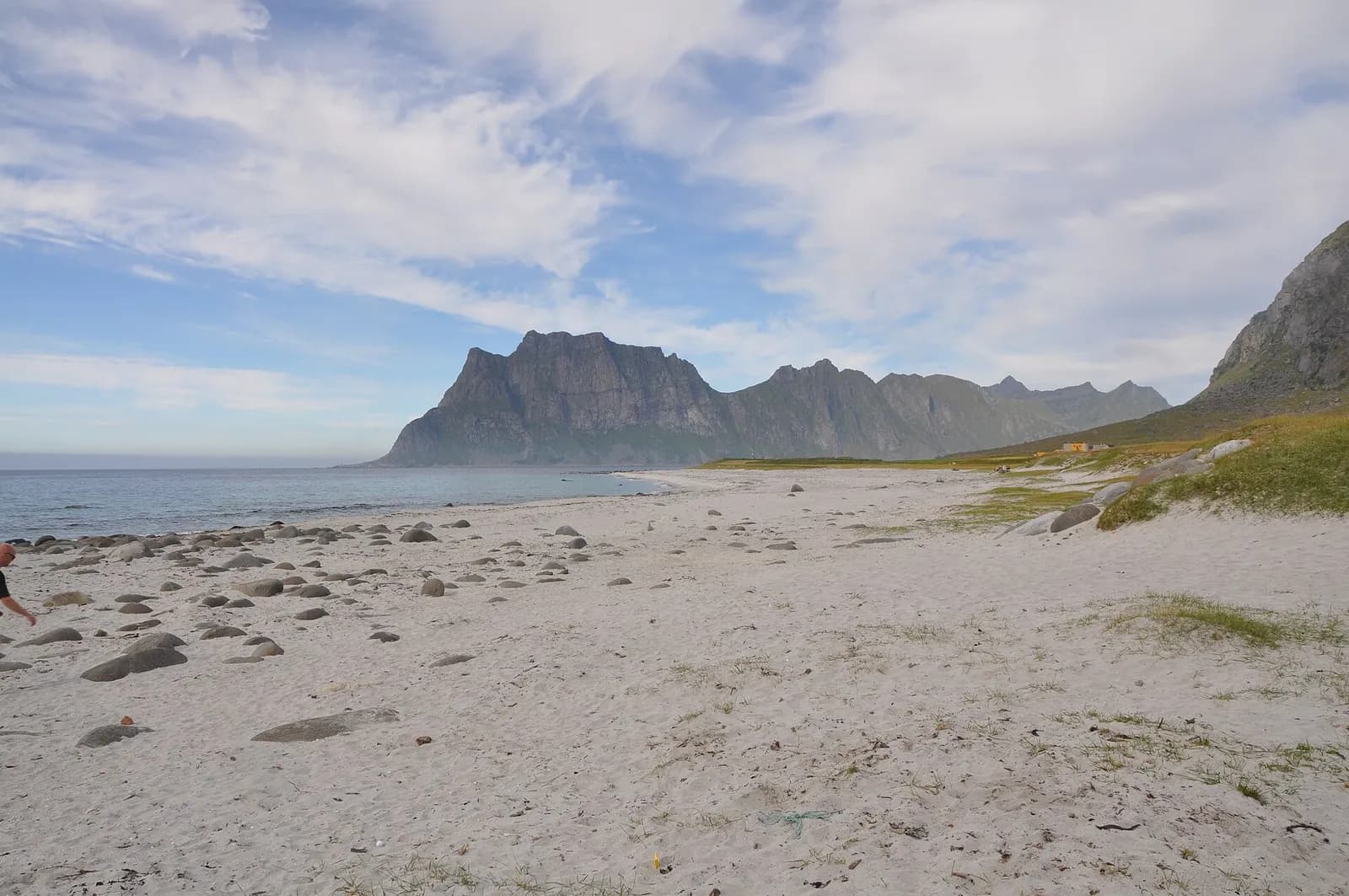la plage de sable clair d'Uttakleiv face aux sommets découpés de Vestvågøy