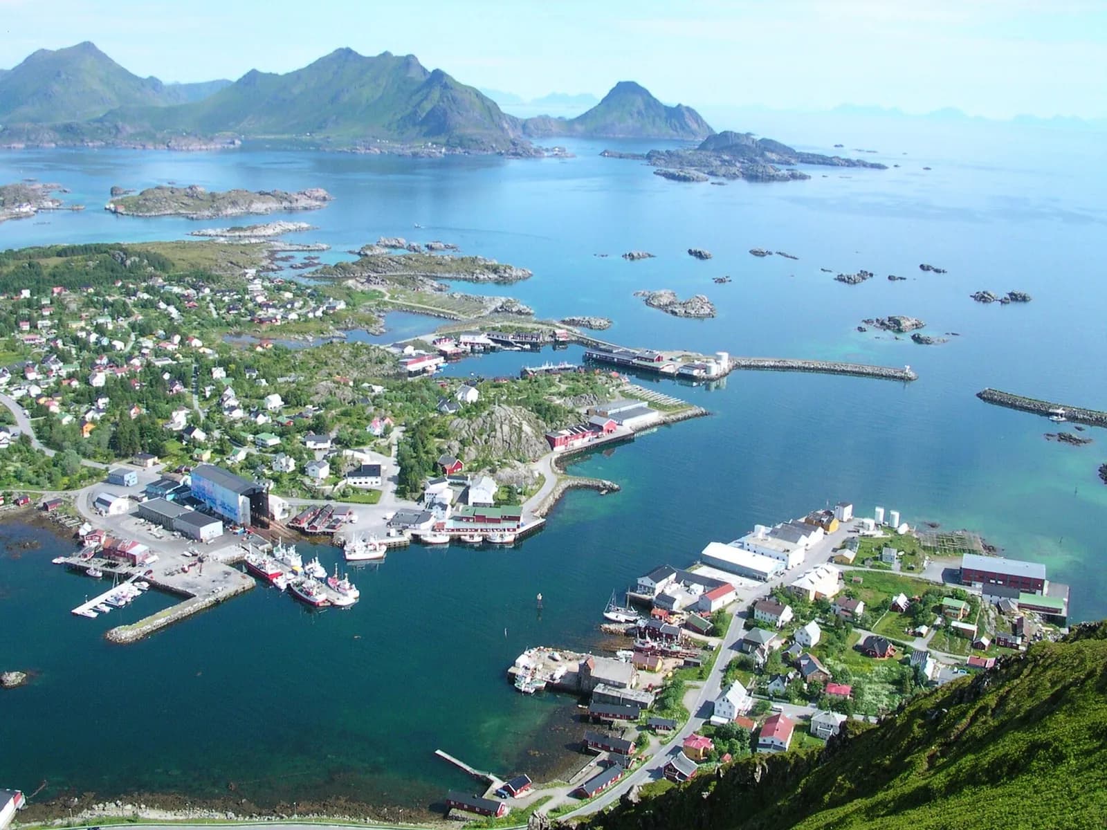vue aérienne du port de pêche de Ballstad et de ses îlots sur l'île de Vestvågøy