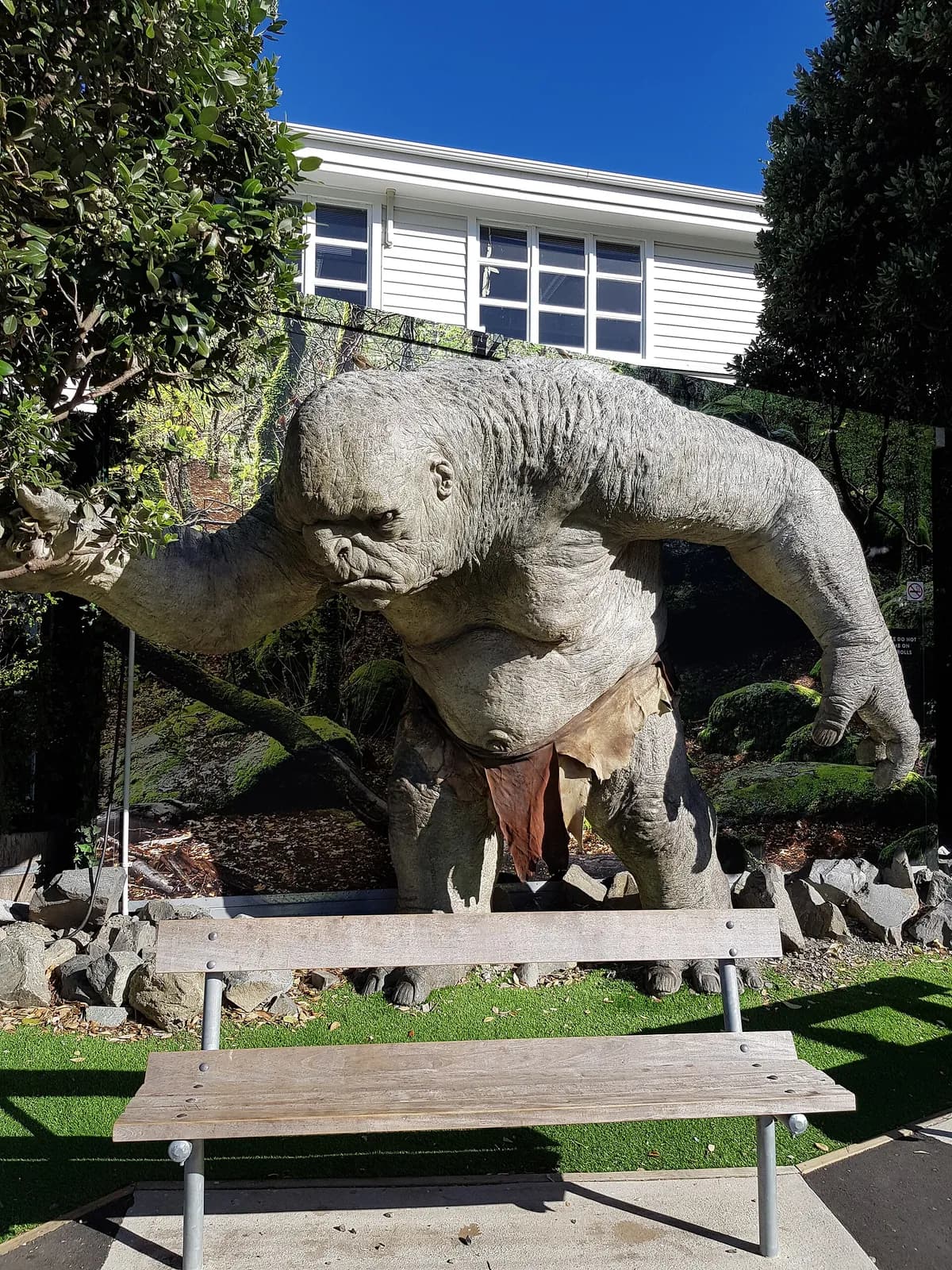 une statue géante de troll des cavernes devant la Weta Cave à Wellington