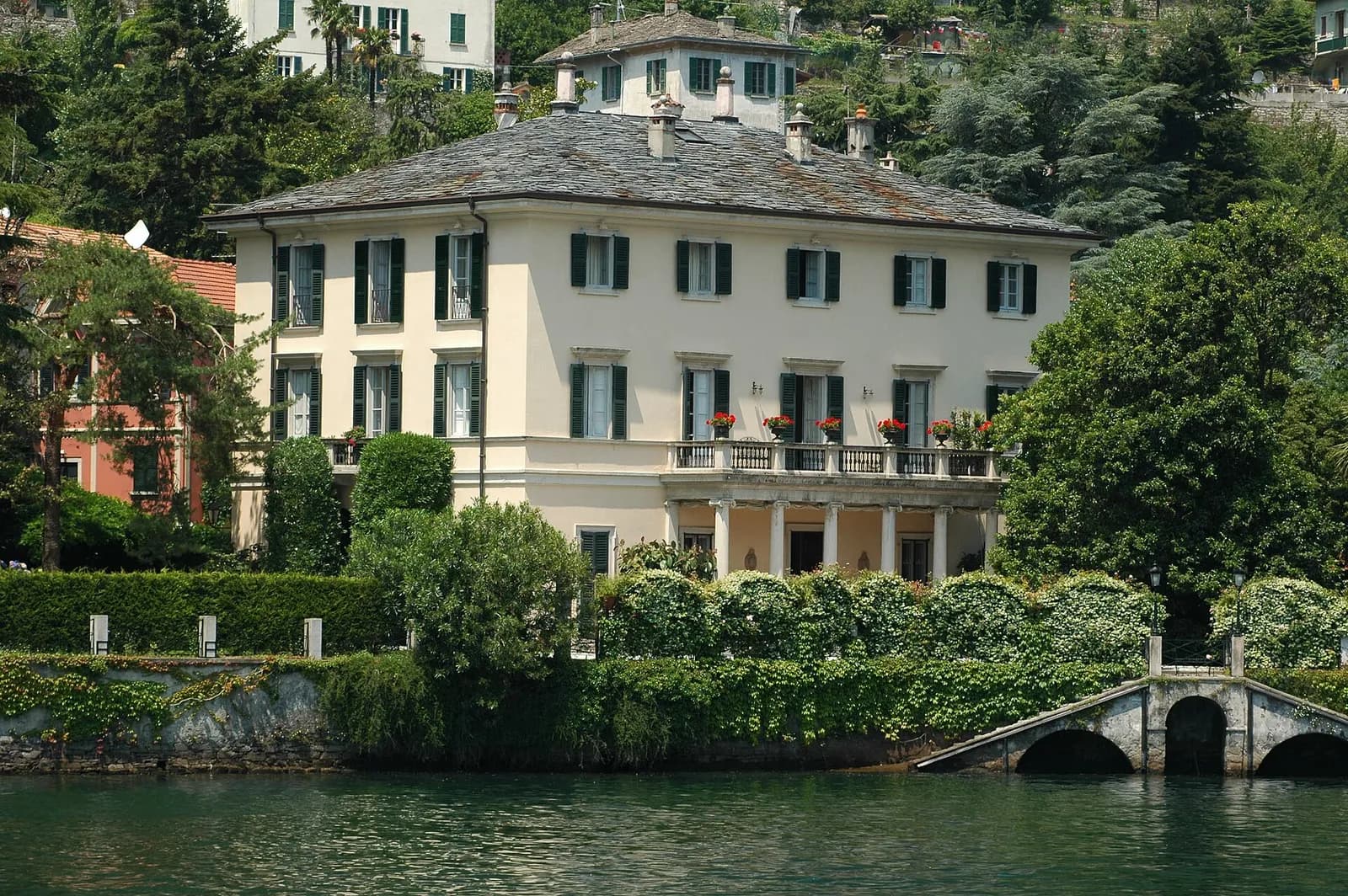 la façade crème de la Villa Oleandra à Laglio, vue depuis le lac