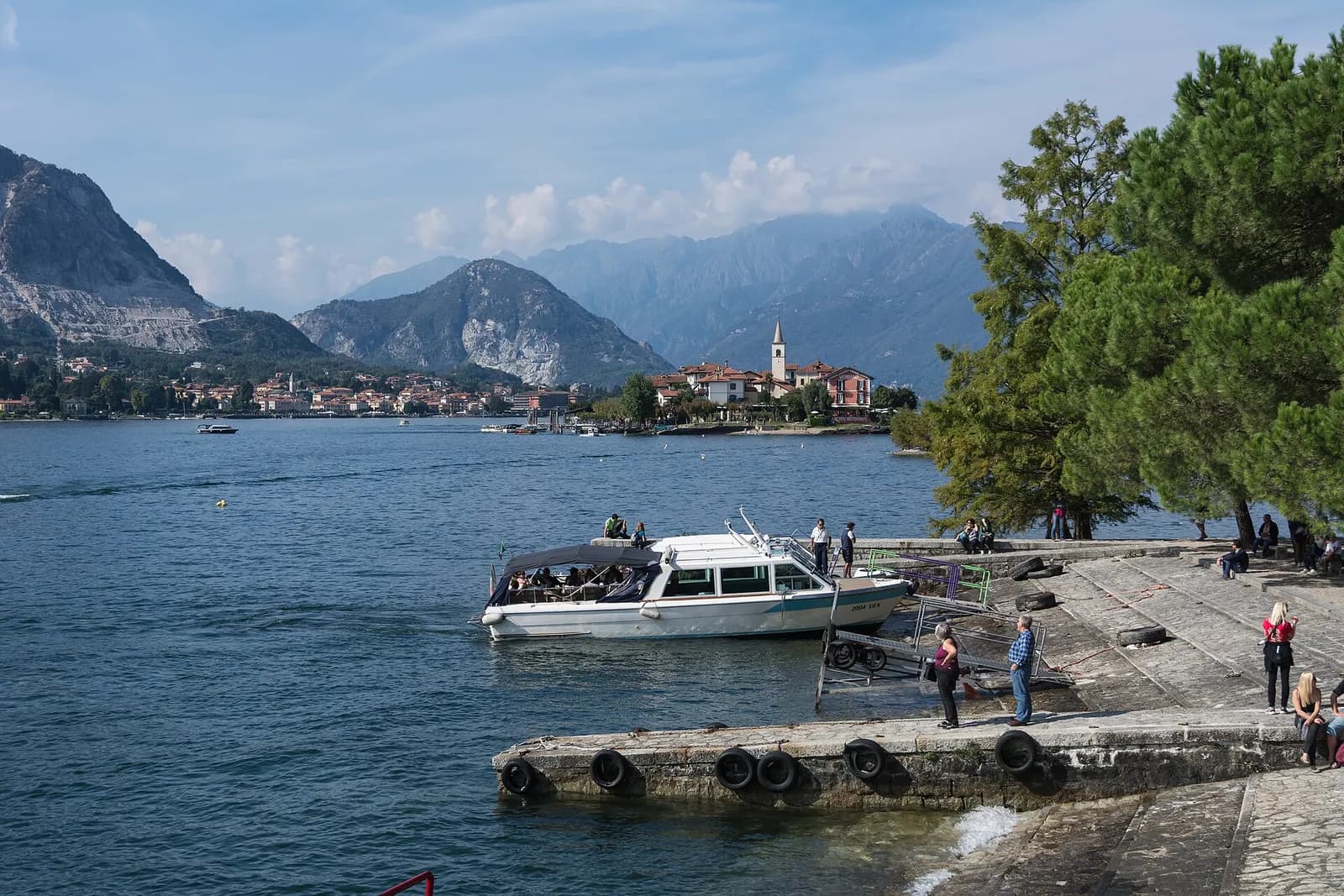 l'Isola Superiore des pêcheurs vue depuis l'embarcadère de l'Isola Bella, îles Borromées