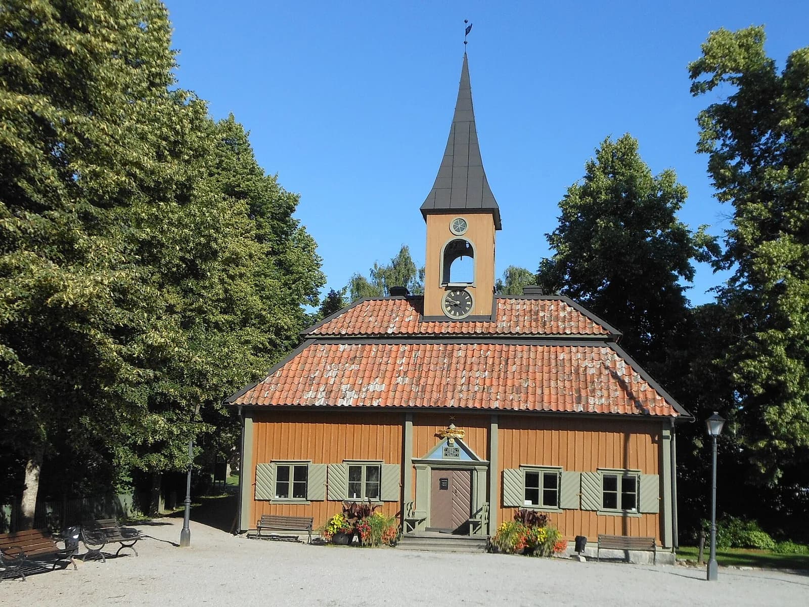 le petit hôtel de ville en bois de Sigtuna avec son toit de tuiles et son clocheton