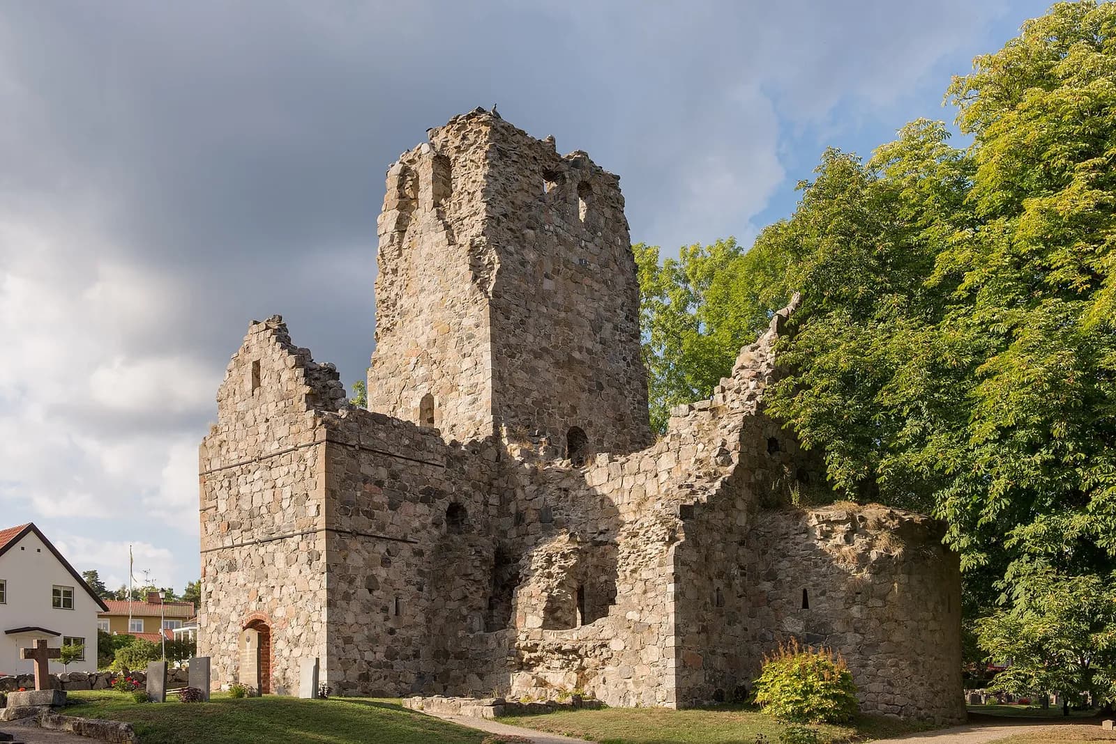 les ruines de pierre de l'église Saint-Olof à Sigtuna et leur tour massive