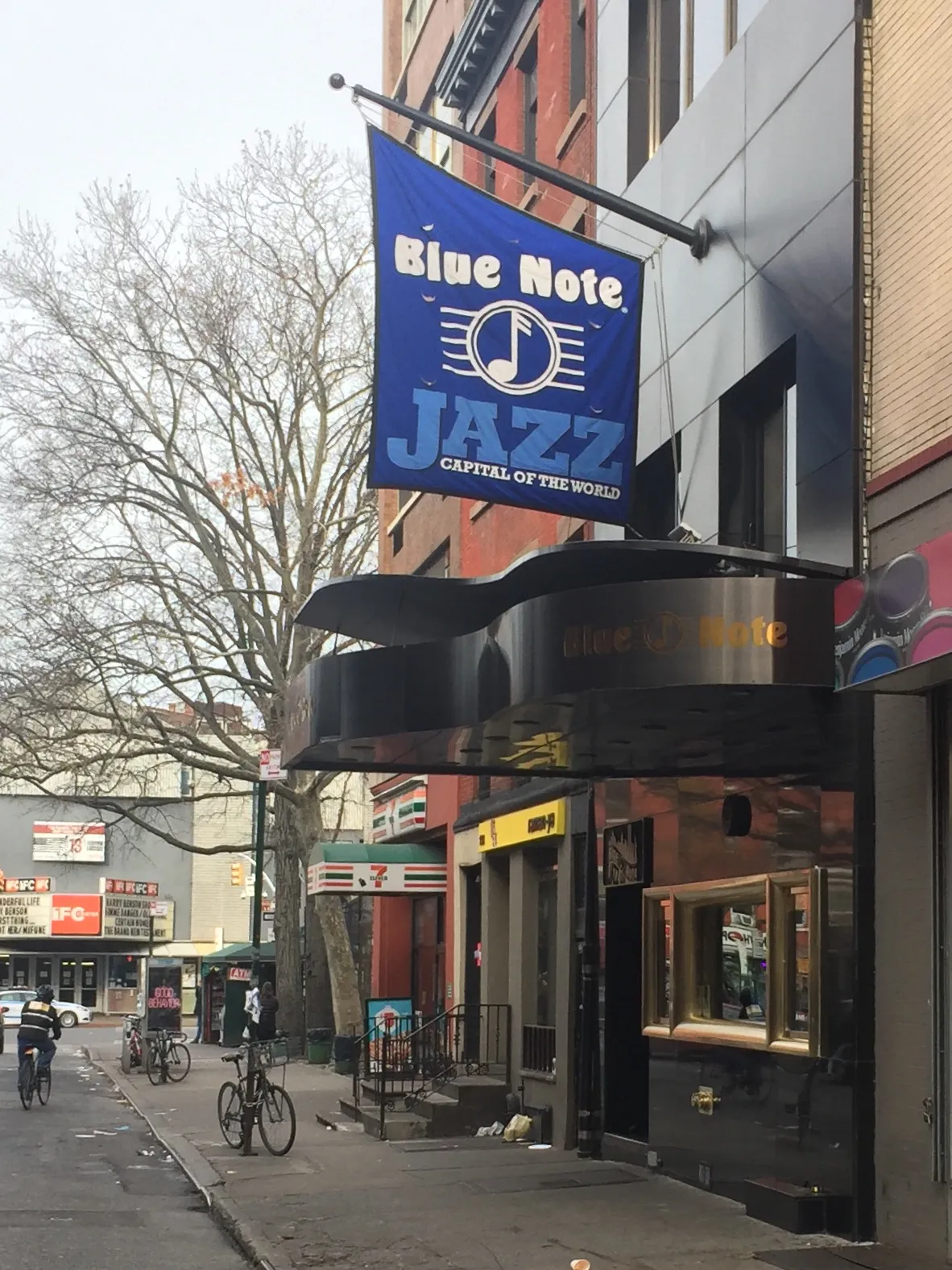la façade du Blue Note Jazz Club et son auvent en forme de piano, sur West 3rd Street