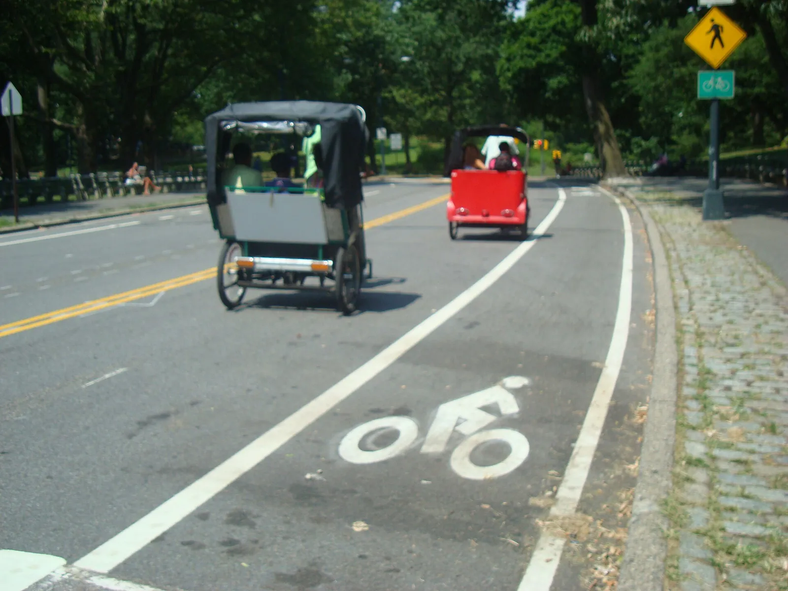 vélos-taxis circulant sur une allée de Central Park, une façon de visiter le parc avec un guide