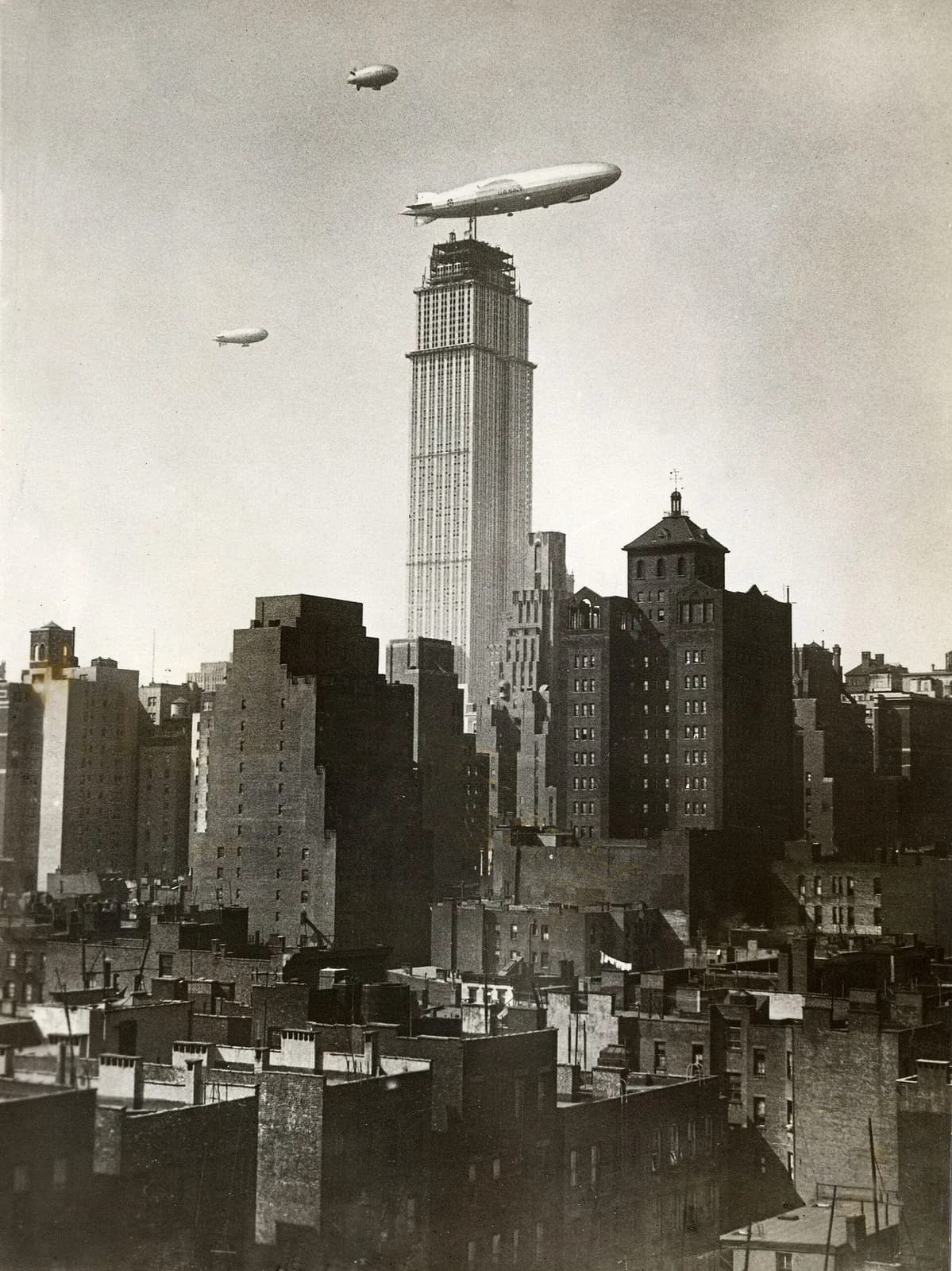 photo d'archives de l'Empire State Building en construction avec un dirigeable