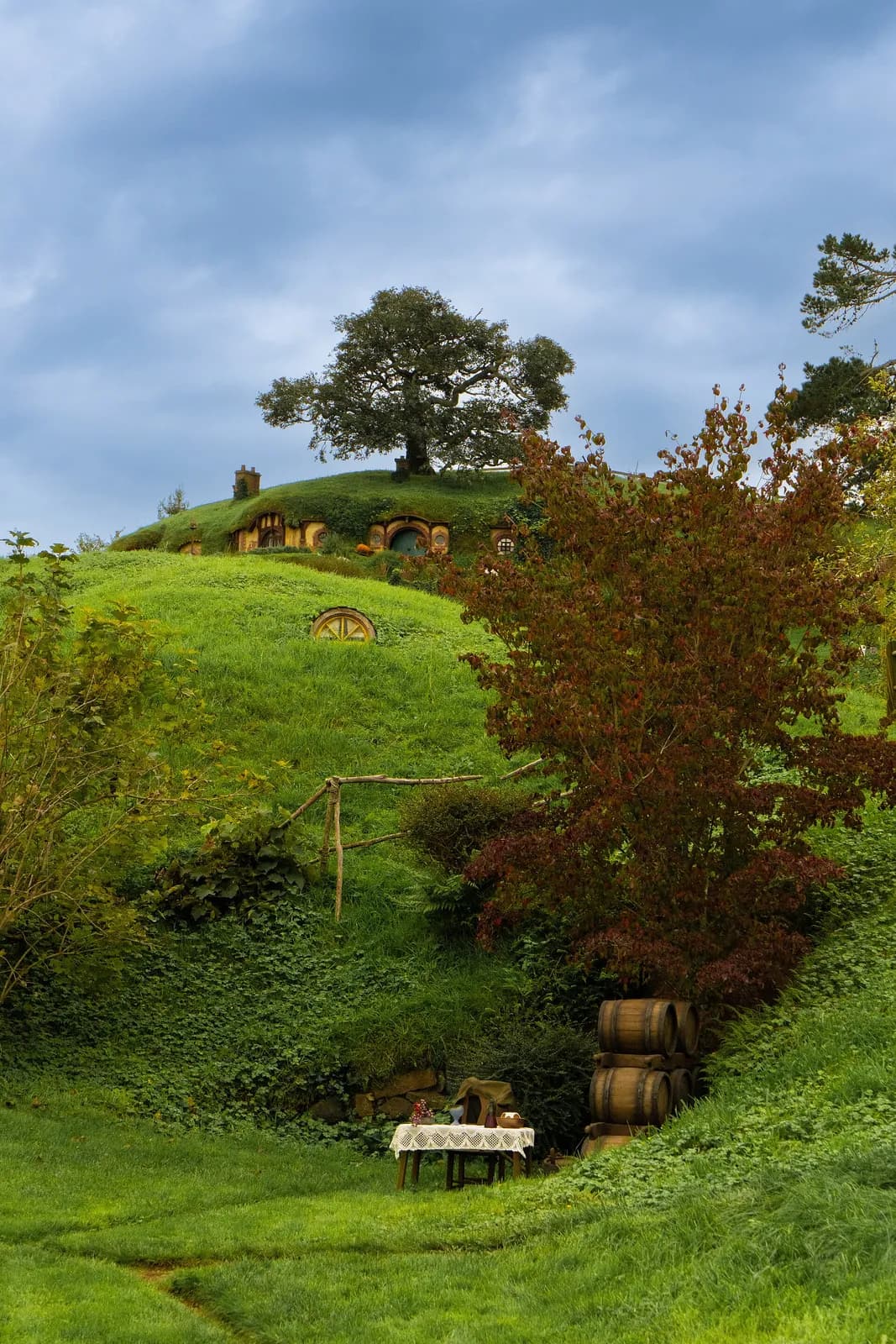 Cul-de-Sac, la célèbre maison de Bilbon, au sommet de sa colline verte à Hobbiton