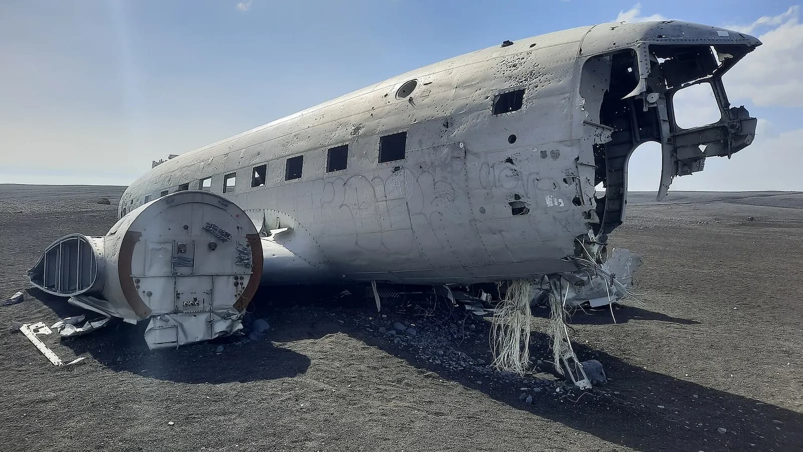 le nez éventré et le moteur détaché de l'épave du DC-3 sur le sable noir islandais