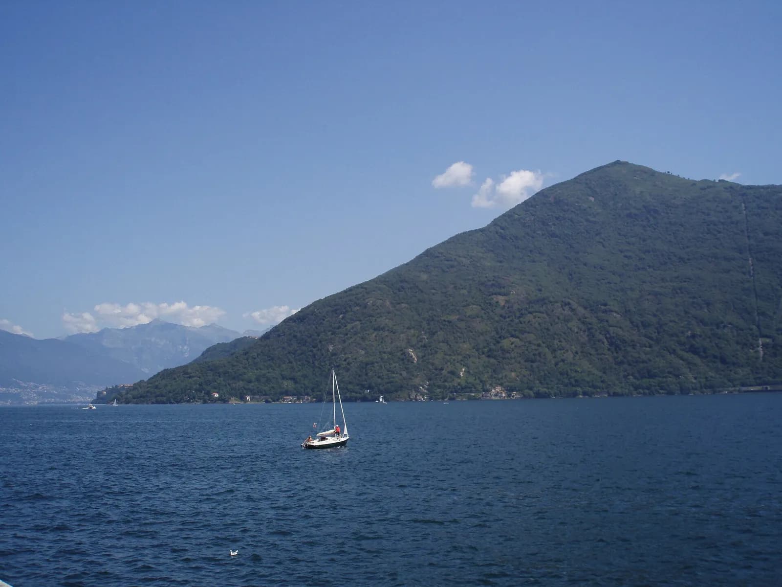 voilier sur les eaux bleues du lac Majeur sous le soleil, vu depuis Cannobio