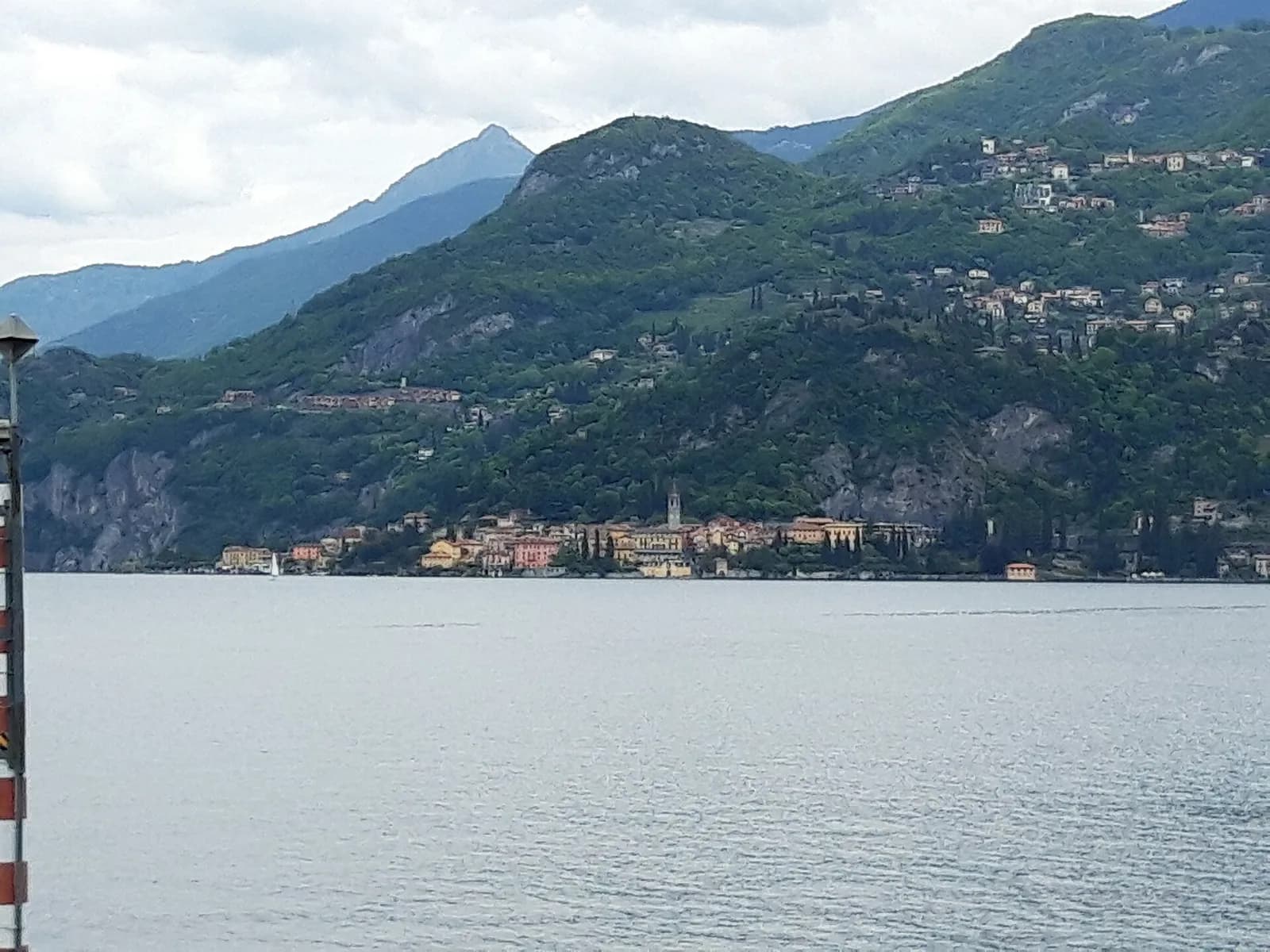 Varenna aperçue de l'autre rive du lac de Côme, depuis Bellagio