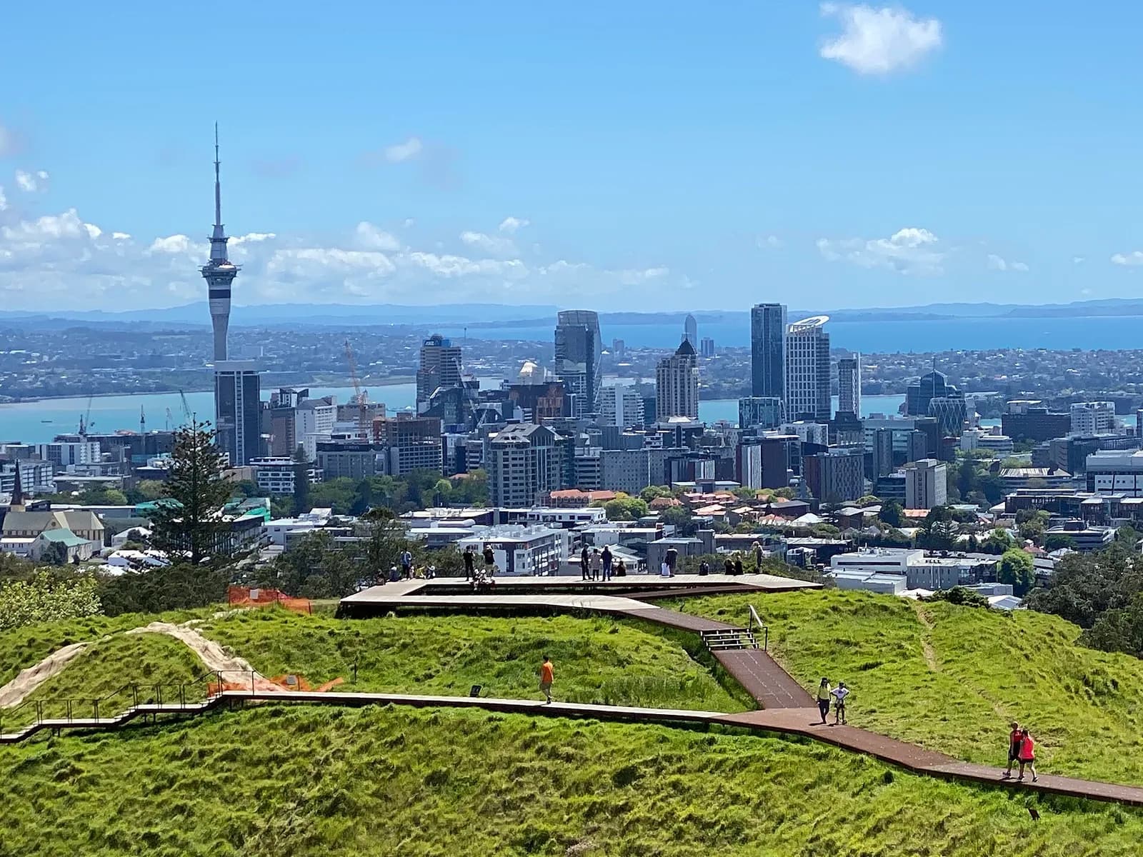 le sommet du mont Eden et sa passerelle face aux gratte-ciel du centre d'Auckland