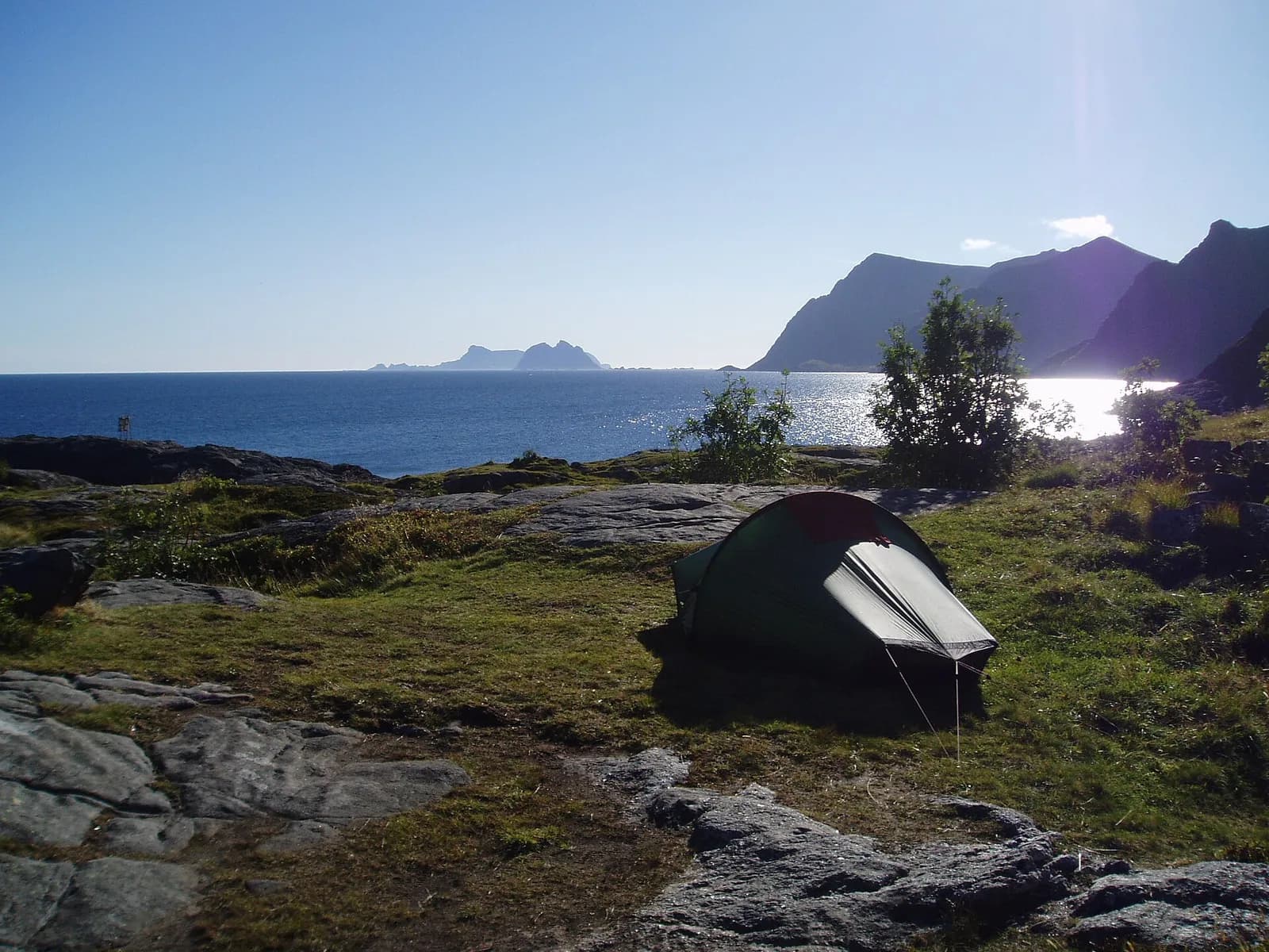 une tente plantée sur un promontoire herbeux face à la mer près d'Å, aux Lofoten