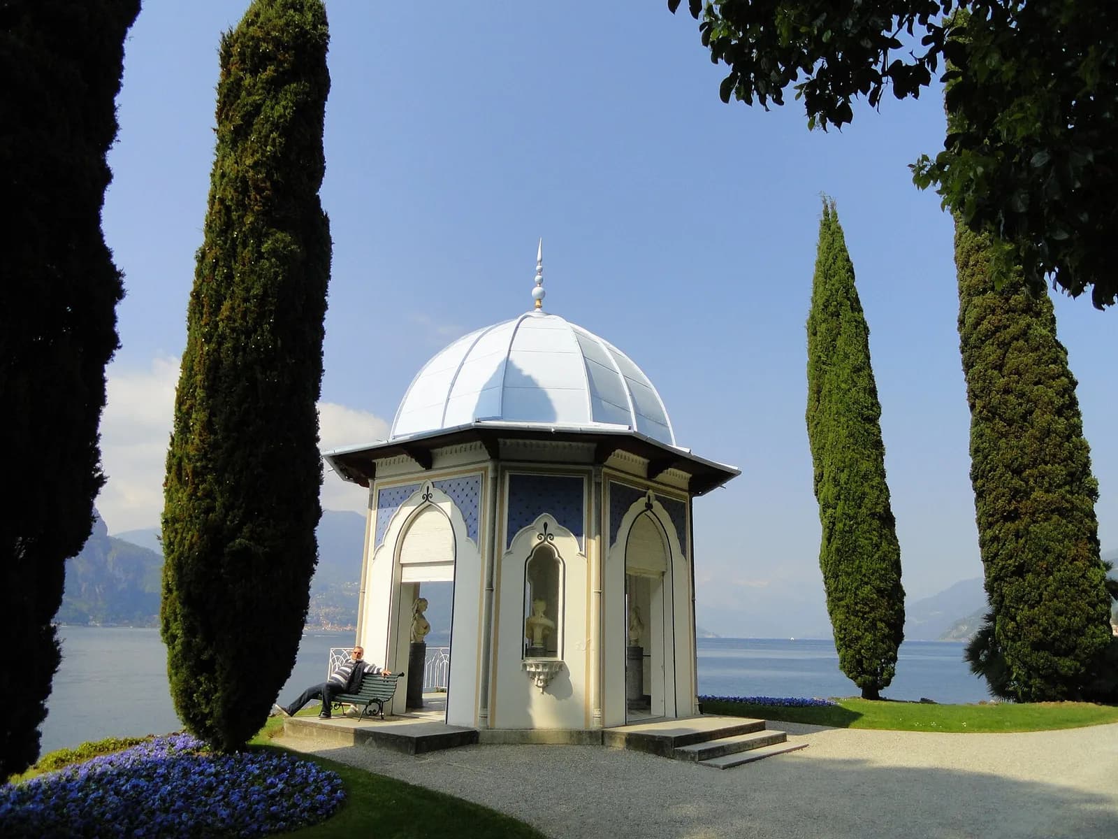 le pavillon mauresque à coupole de la Villa Melzi entre deux cyprès