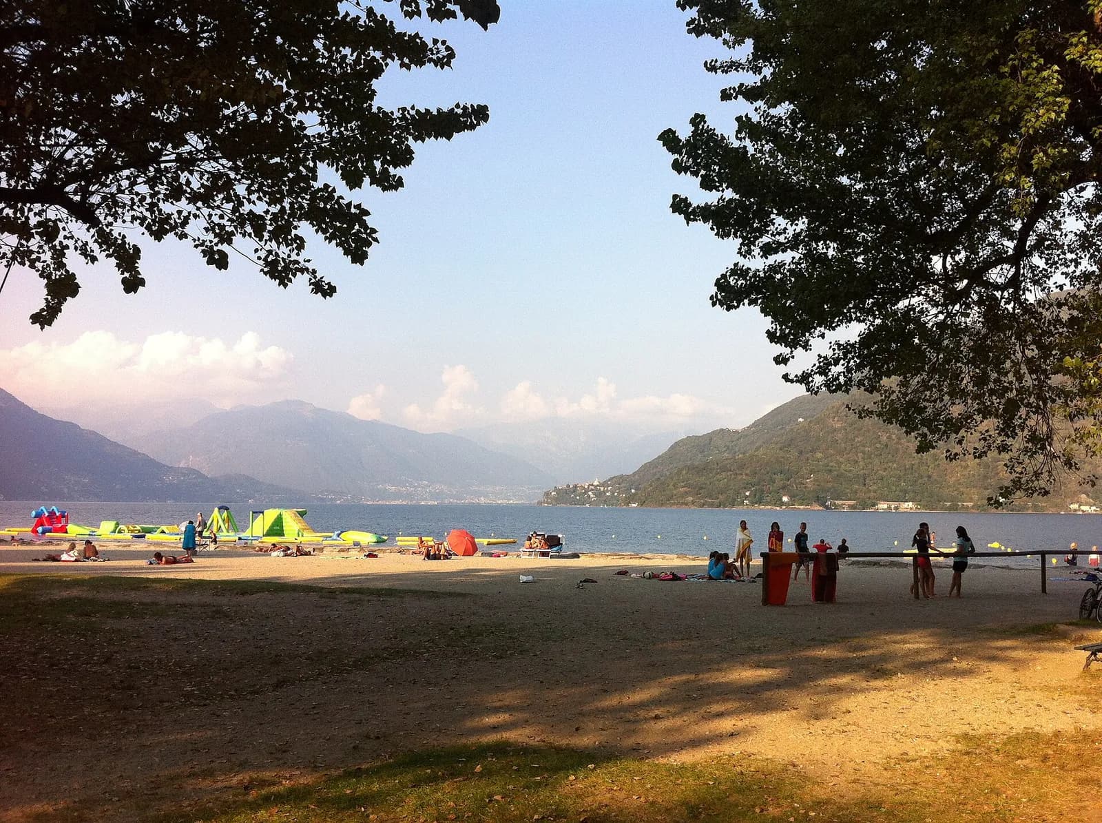 la plage du Lido de Cannobio ombragée par les arbres, face au lac Majeur