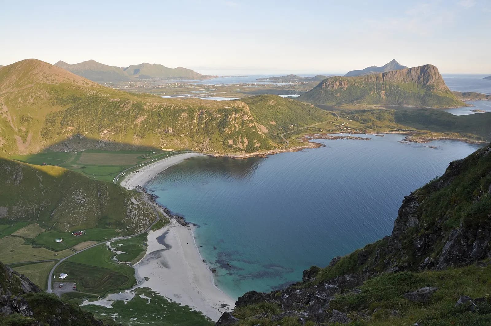 vue en hauteur sur la plage de sable blanc et la baie turquoise de Haukland, sur Vestvågøy