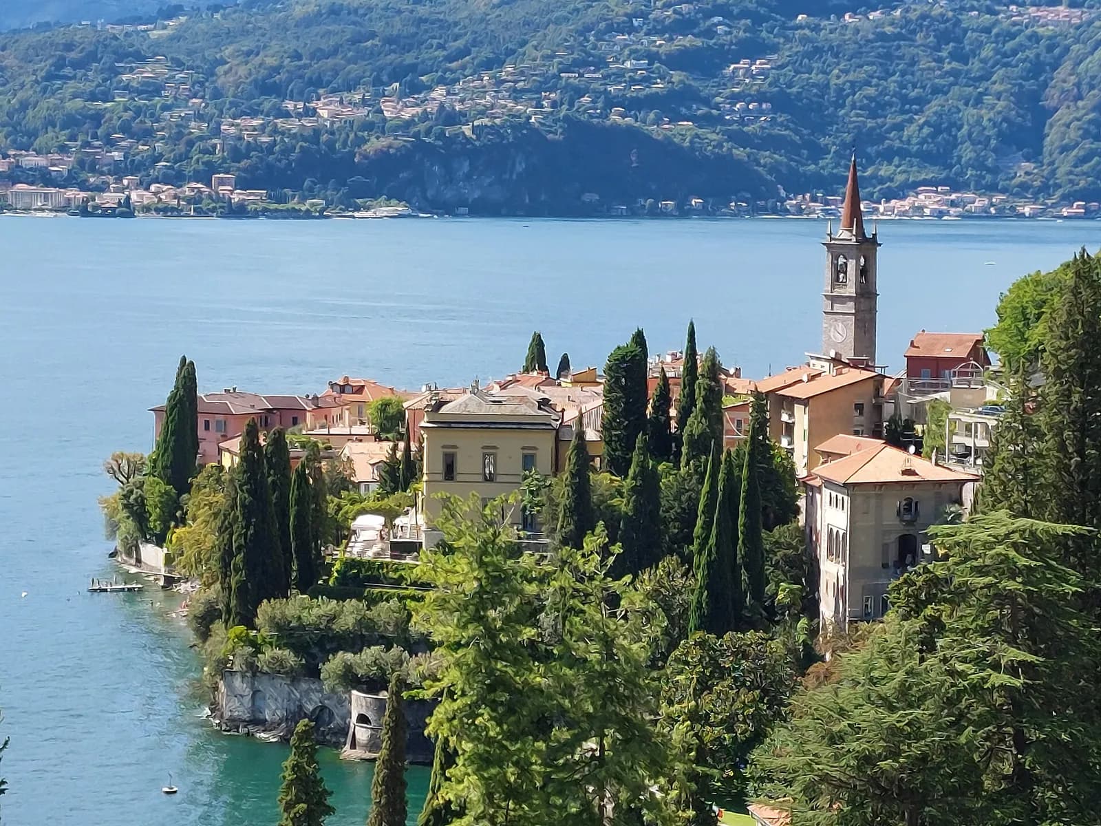 Varenna, ses cyprès et son campanile sur une avancée dans le lac de Côme