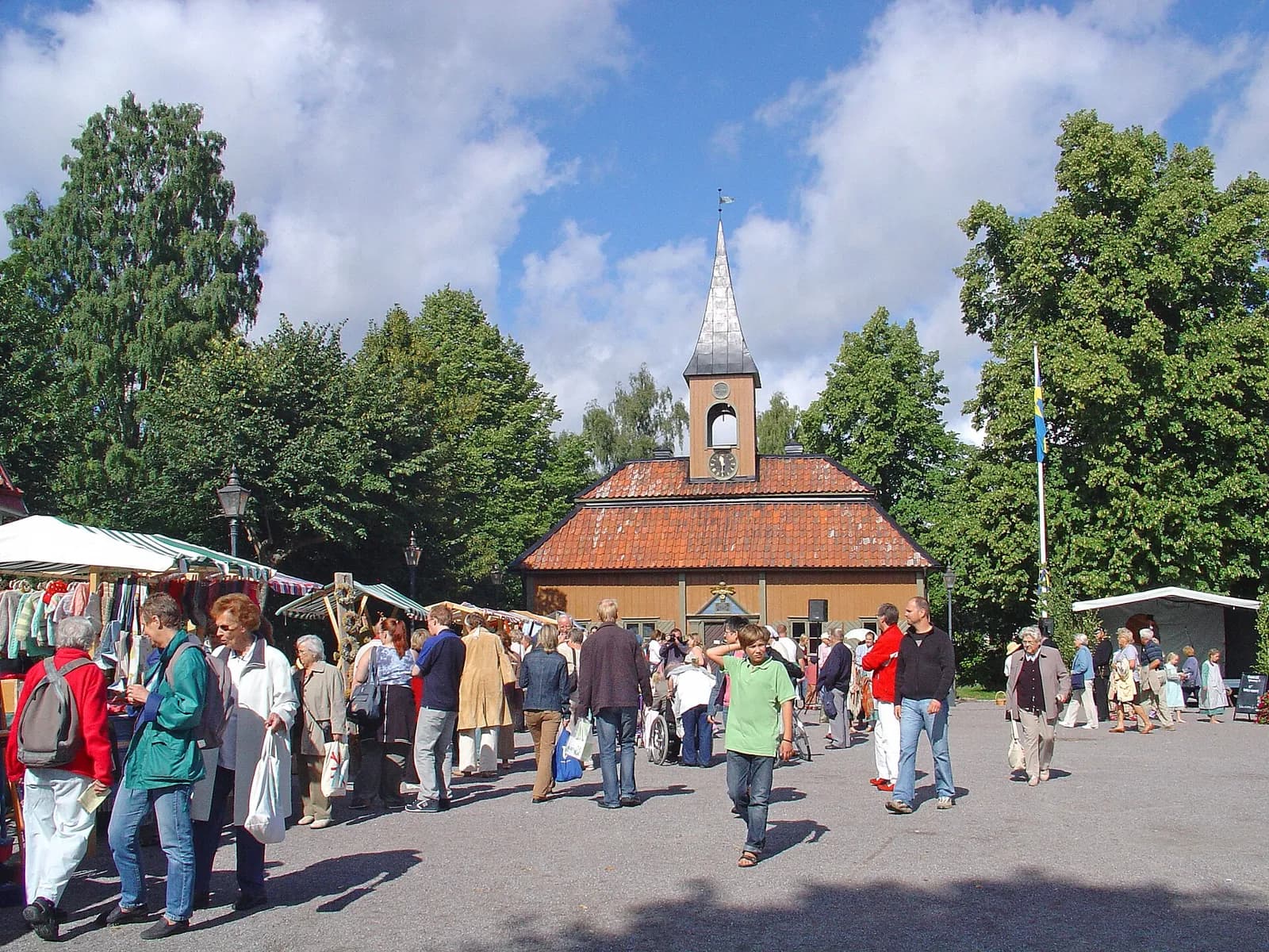 jour de marché sur la place de l'hôtel de ville de Sigtuna en été