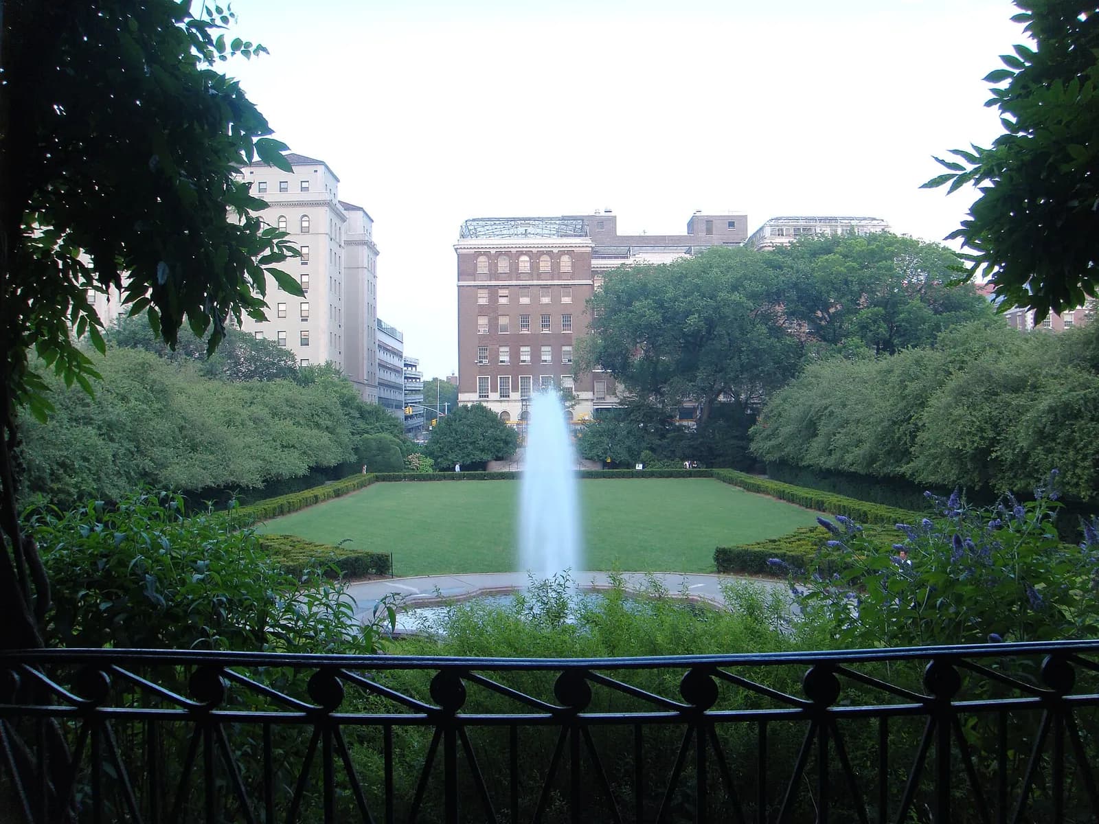 jet d'eau et grande pelouse du Conservatory Garden, au nord de Central Park