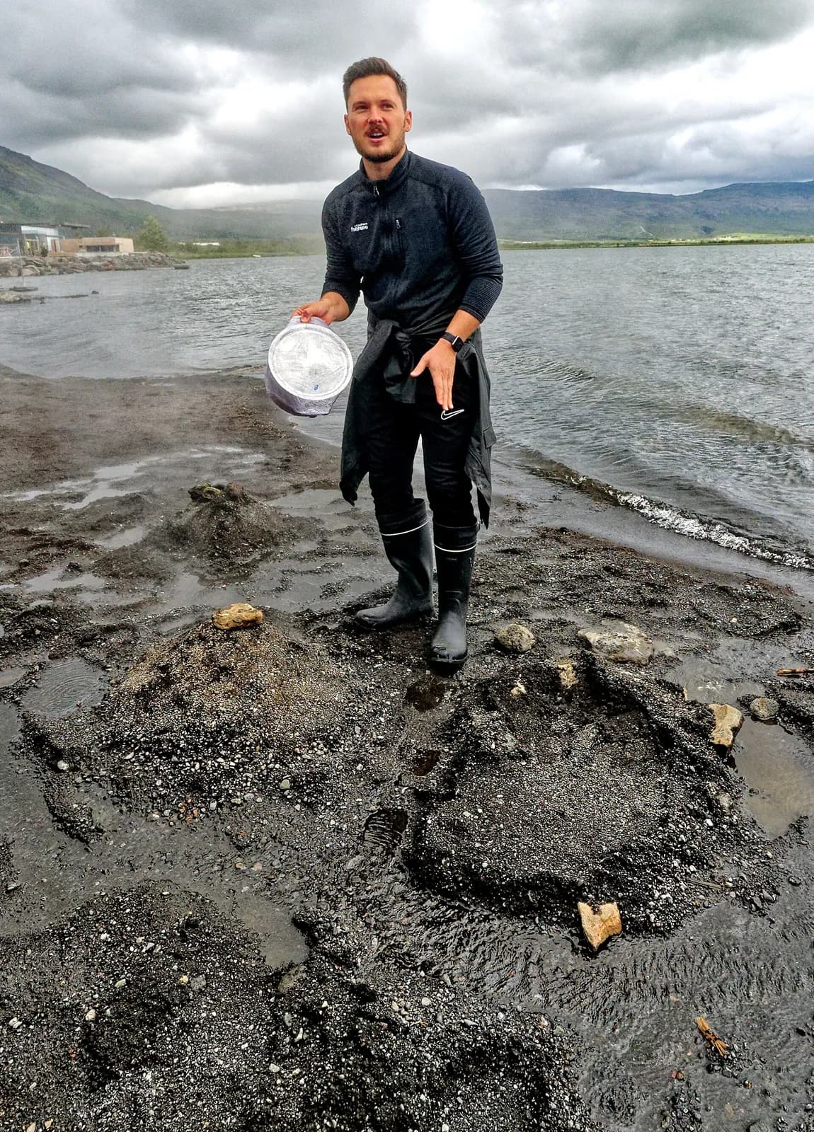 le trou fumant dans le sable géothermique où cuit le pain de lave à Laugarvatn