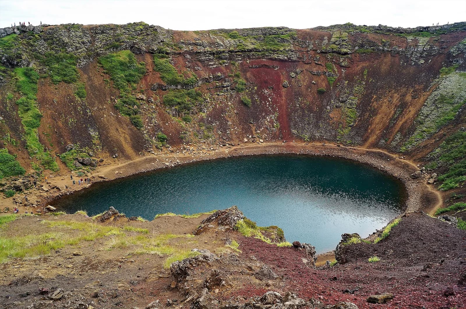 le lac turquoise du cratère de Kerið vu depuis le sentier du bord supérieur